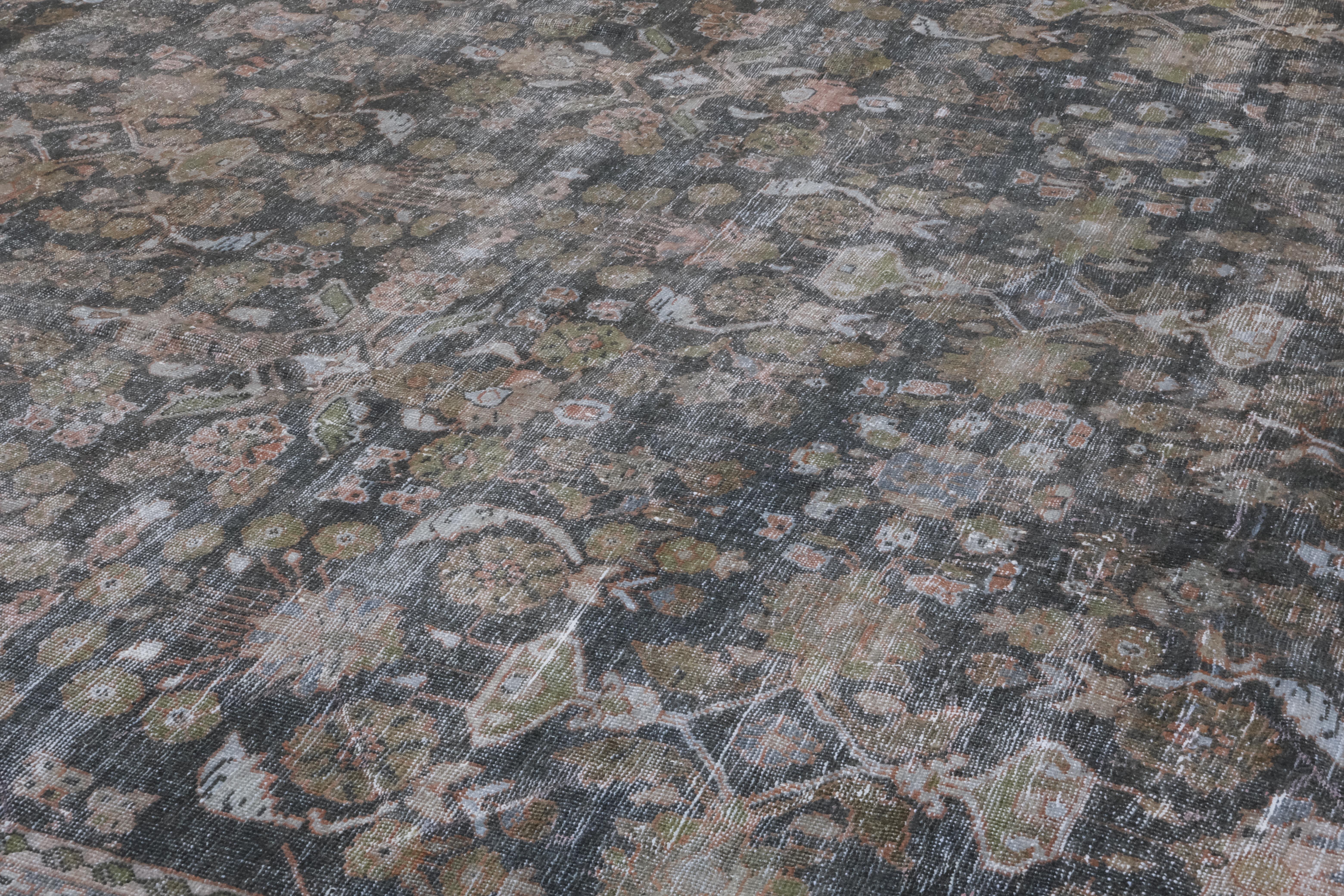 Antik Distressed Persian Mahal Faded Dark Brown-Green with Rose 11'4''x18' im Zustand „Gut“ im Angebot in Torrance, CA