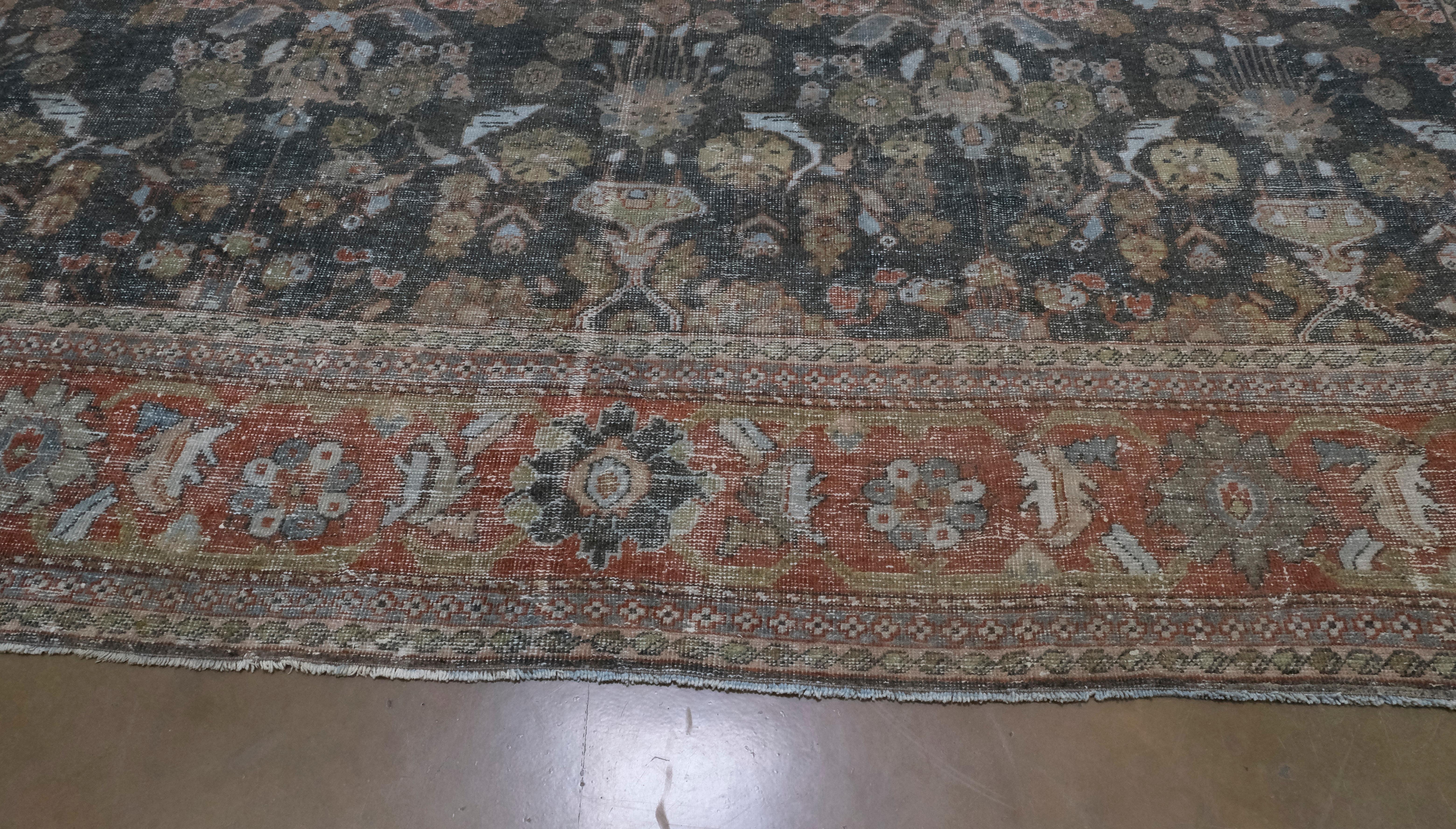 Antik Distressed Persian Mahal Faded Dark Brown-Green with Rose 11'4''x18' (20. Jahrhundert) im Angebot