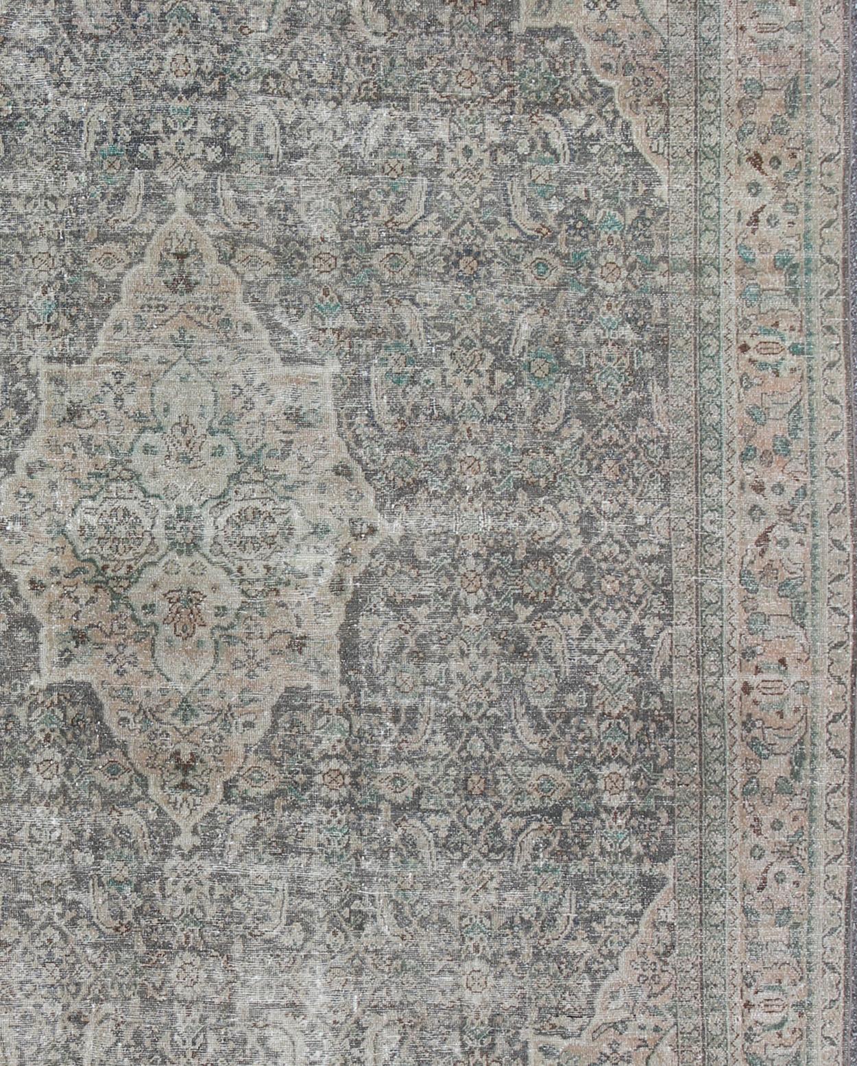 Antiker antiker persischer Mahal/Sultanabad-Teppich im Used-Stil in Hellgrau, Rosa/Rosa (Persisch) im Angebot