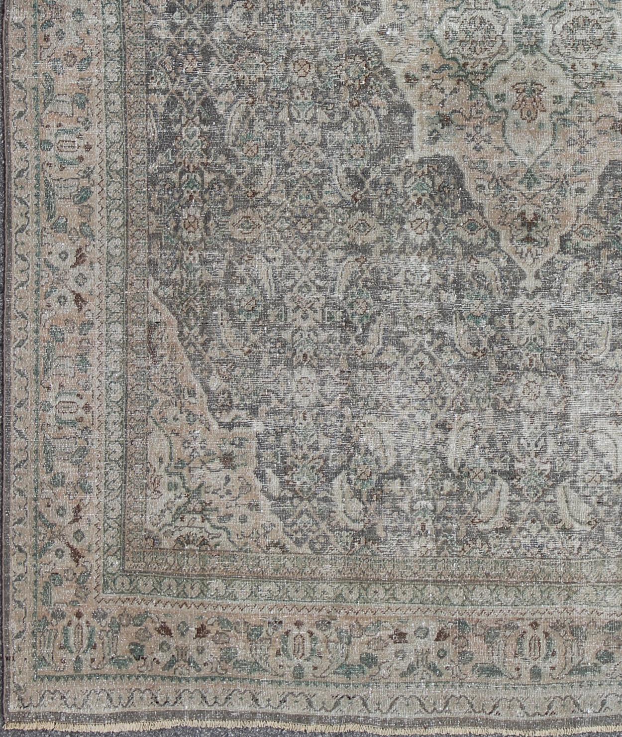 Antique Distressed Persian Mahal/Sultanabad Rug in Light Gray, Blush/Pink In Distressed Condition For Sale In Atlanta, GA