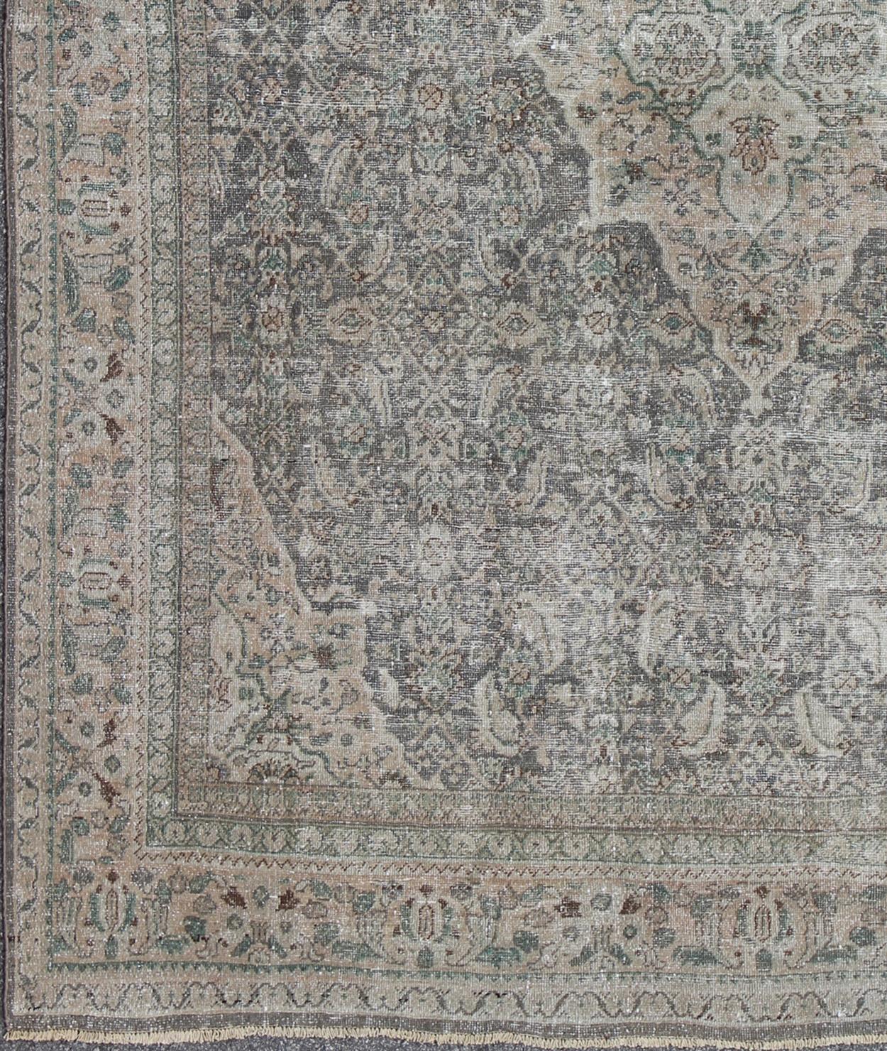 Antiker antiker persischer Mahal/Sultanabad-Teppich im Used-Stil in Hellgrau, Rosa/Rosa (Handgeknüpft) im Angebot