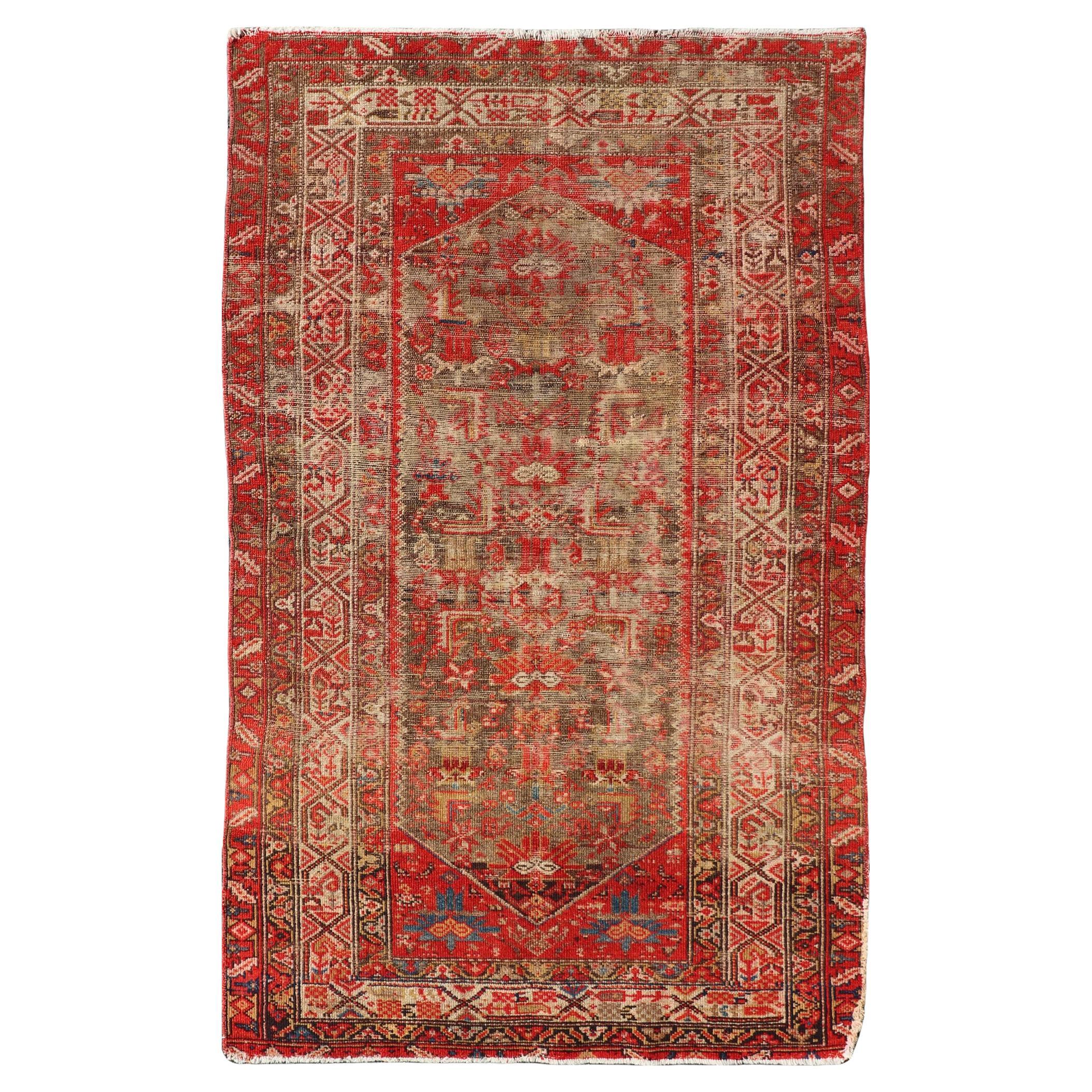 Antiker Distressed Persian Malayer Teppich von Keivan Woven Arts mit Medaillon  