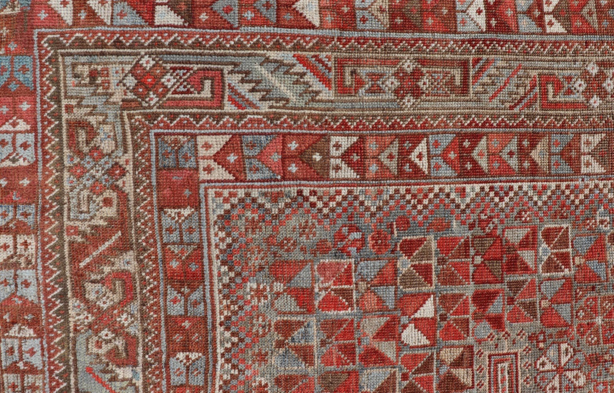 Tribal Tapis persan vieilli Shiraz dans les tons rouge rouille et bleu acier en vente