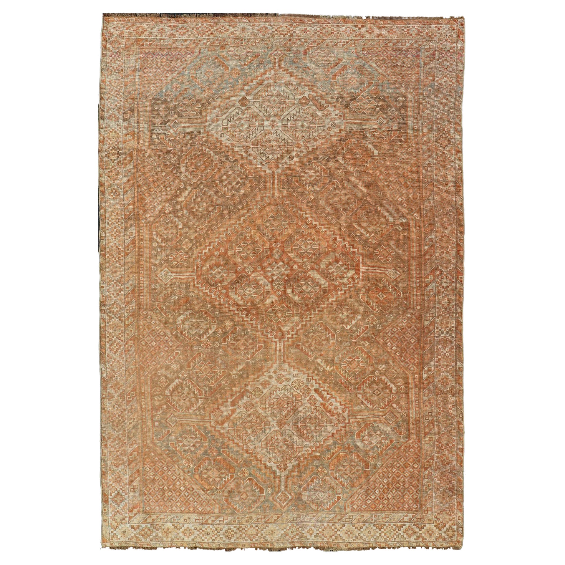 Tapis persan Shiraz ancien vieilli dans des tons d'orange doux, Lt. Marron, Gris en vente