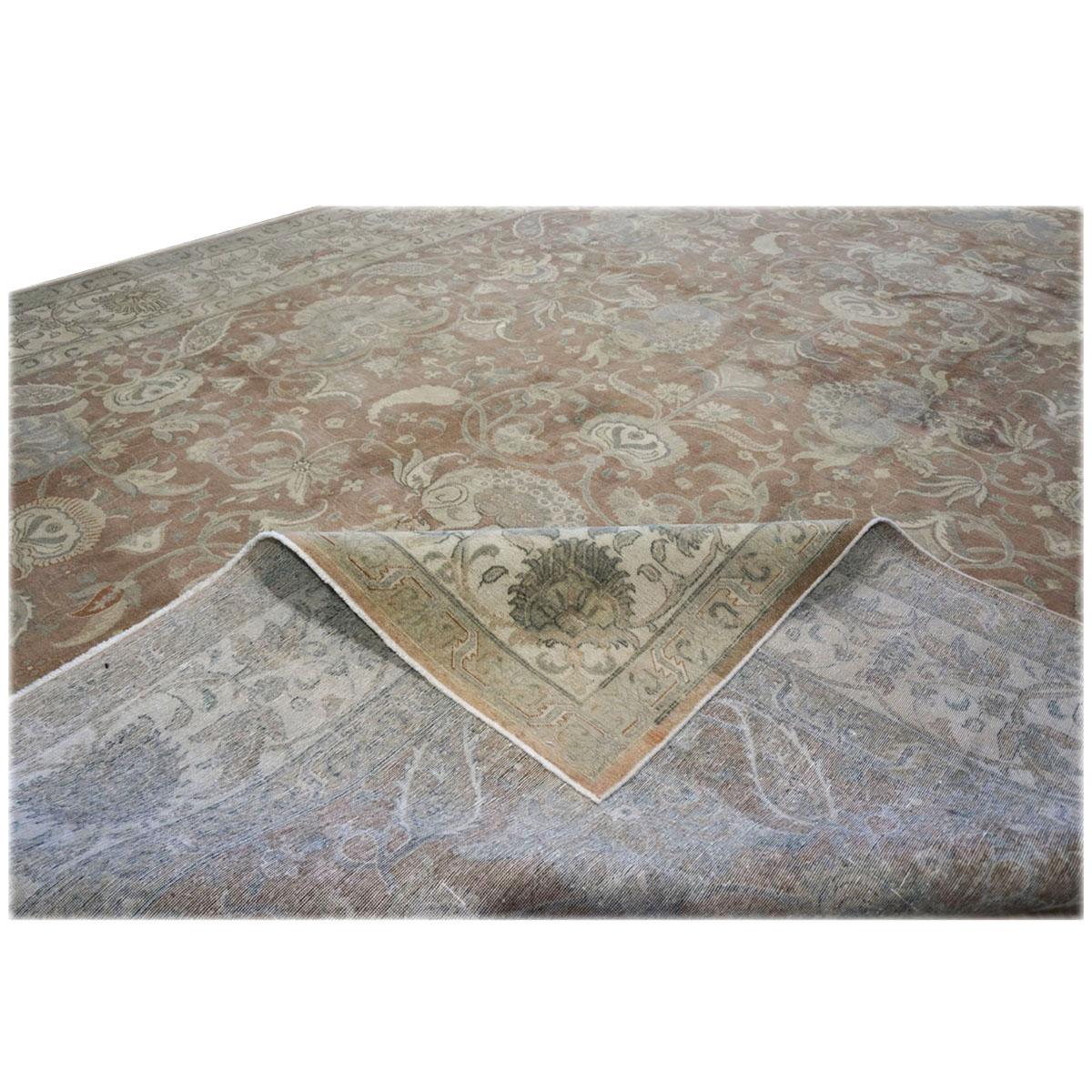 Antiker handgefertigter antiker persischer Tabriz-Teppich in Braun, Grün und Elfenbein, 10x14 (Wolle) im Angebot