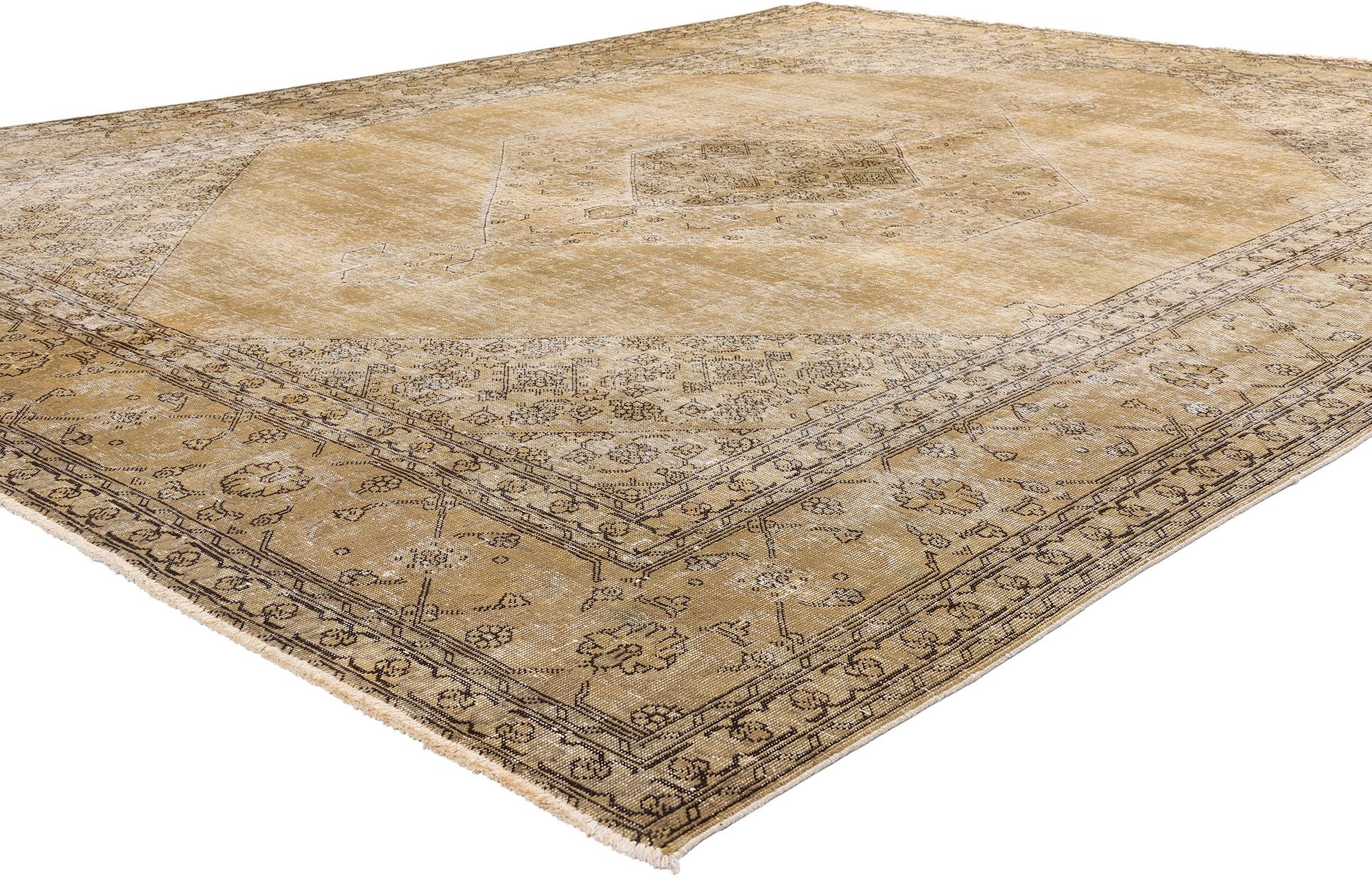 80309 antico tappeto persiano Tabriz con stile moderno e industriale. Questo tappeto persiano Tabriz con stile industriale moderno presenta un grande medaglione a diamante fluttuante in ricche onde di moka abraso. I pennacchi riprendono la tavolozza
