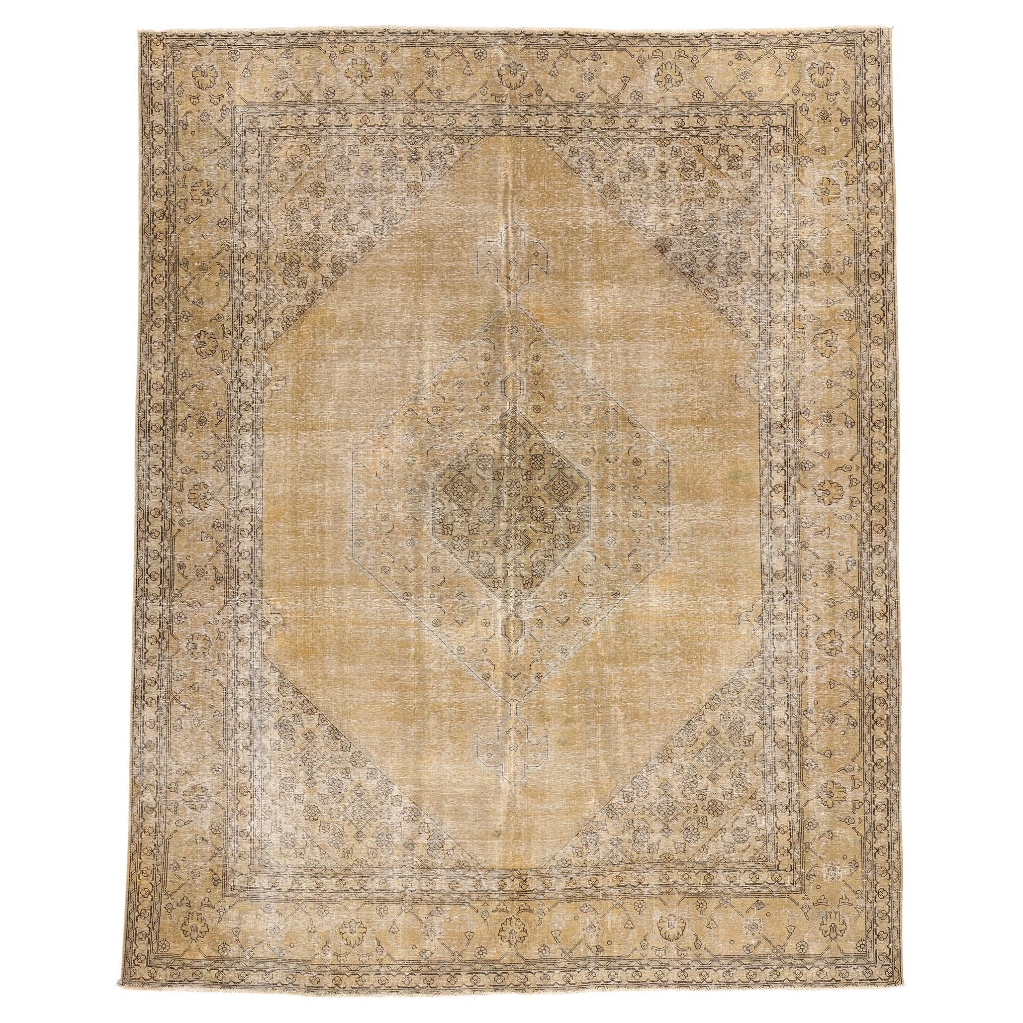Tapis persan antique vieilli de Tabriz avec style industriel moderne