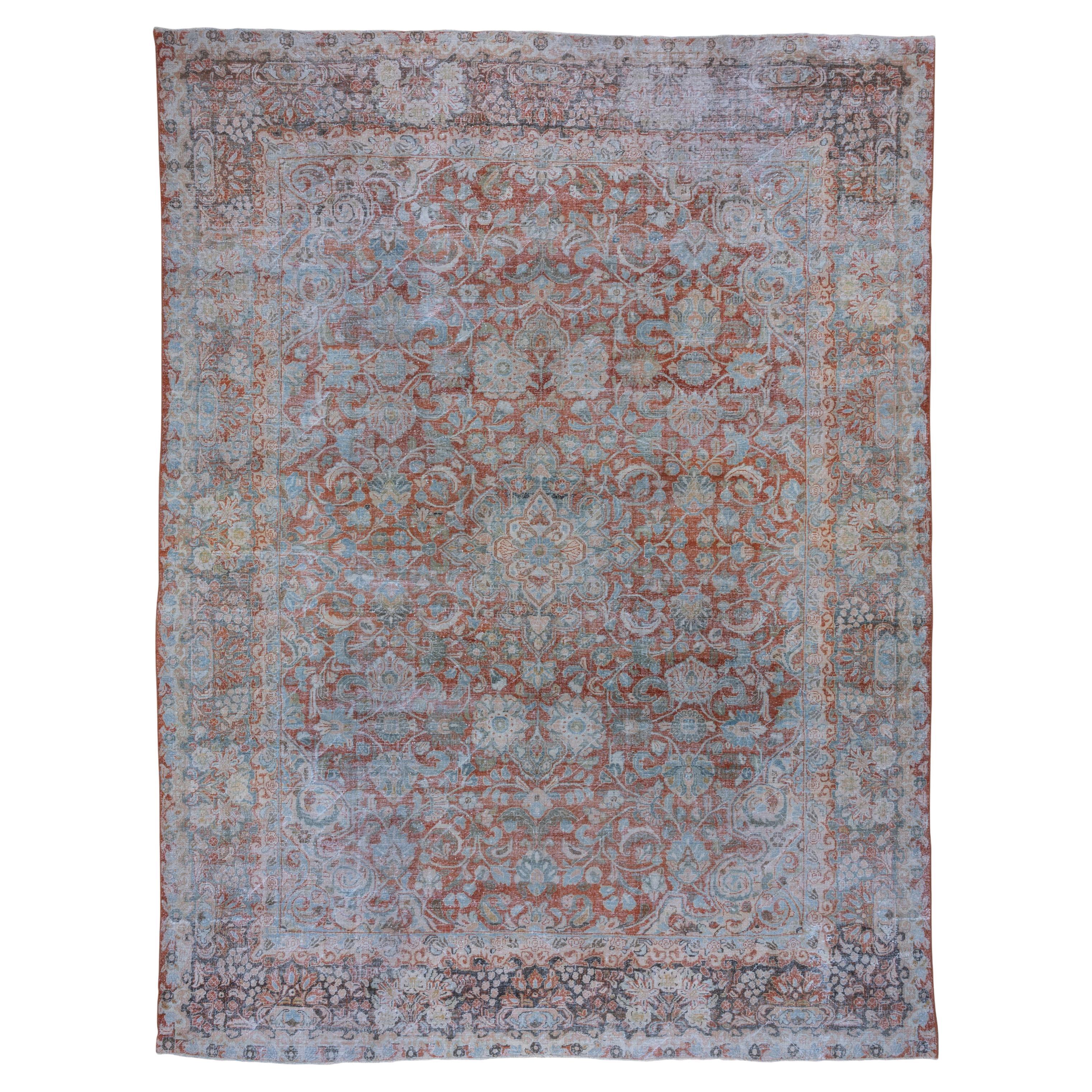 Tapis persan Mahal rouge ancien en mauvais état, sur toute sa surface, accents bleus