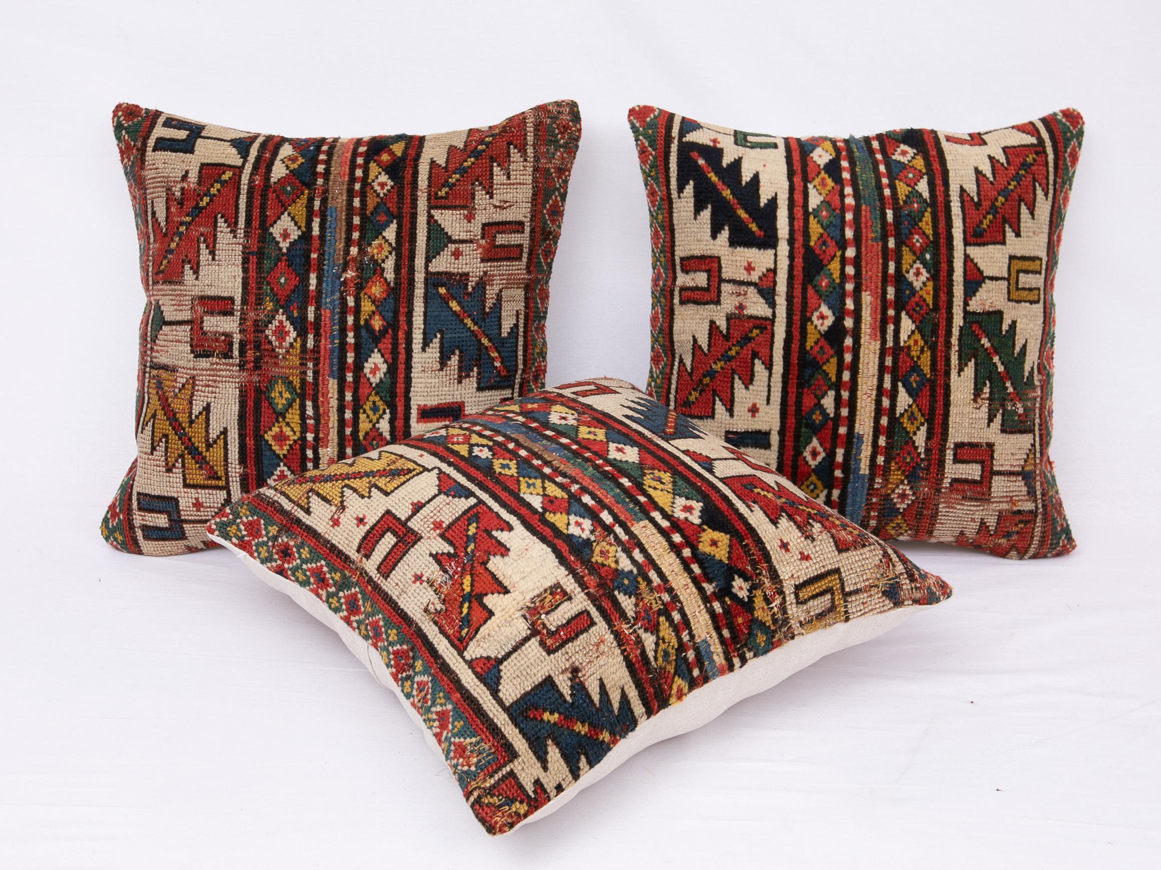 Dieser Satz von 3 Kissenbezügen ist aus einem kaukasischen Teppich aus Aserbaidschan vom Ende des 19. Jahrhunderts gefertigt.
Sie werden nicht mit Einlagen geliefert.
Leinen im Rücken.
Verschluss mit Reißverschluss.
 