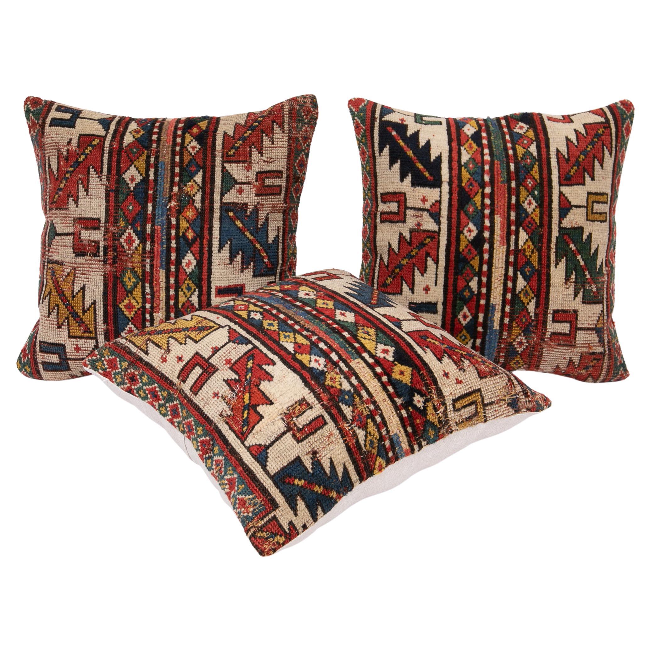 Revêtements d'oreillers de tapis anciens en mauvais état fabriqués à partir d'un tapis du Caucase du 19e siècle, lot de 3