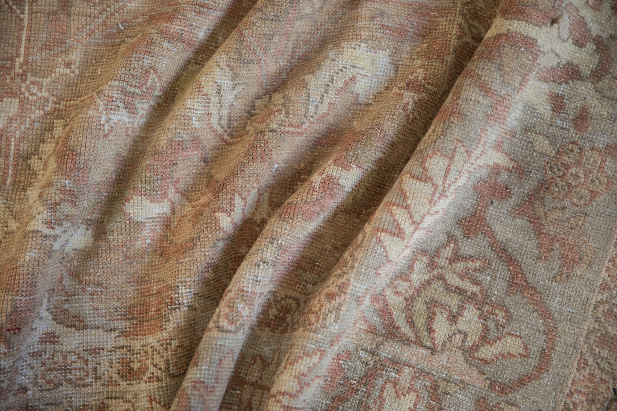 Antiker Distressed Sultanabad-Teppich im Angebot 7