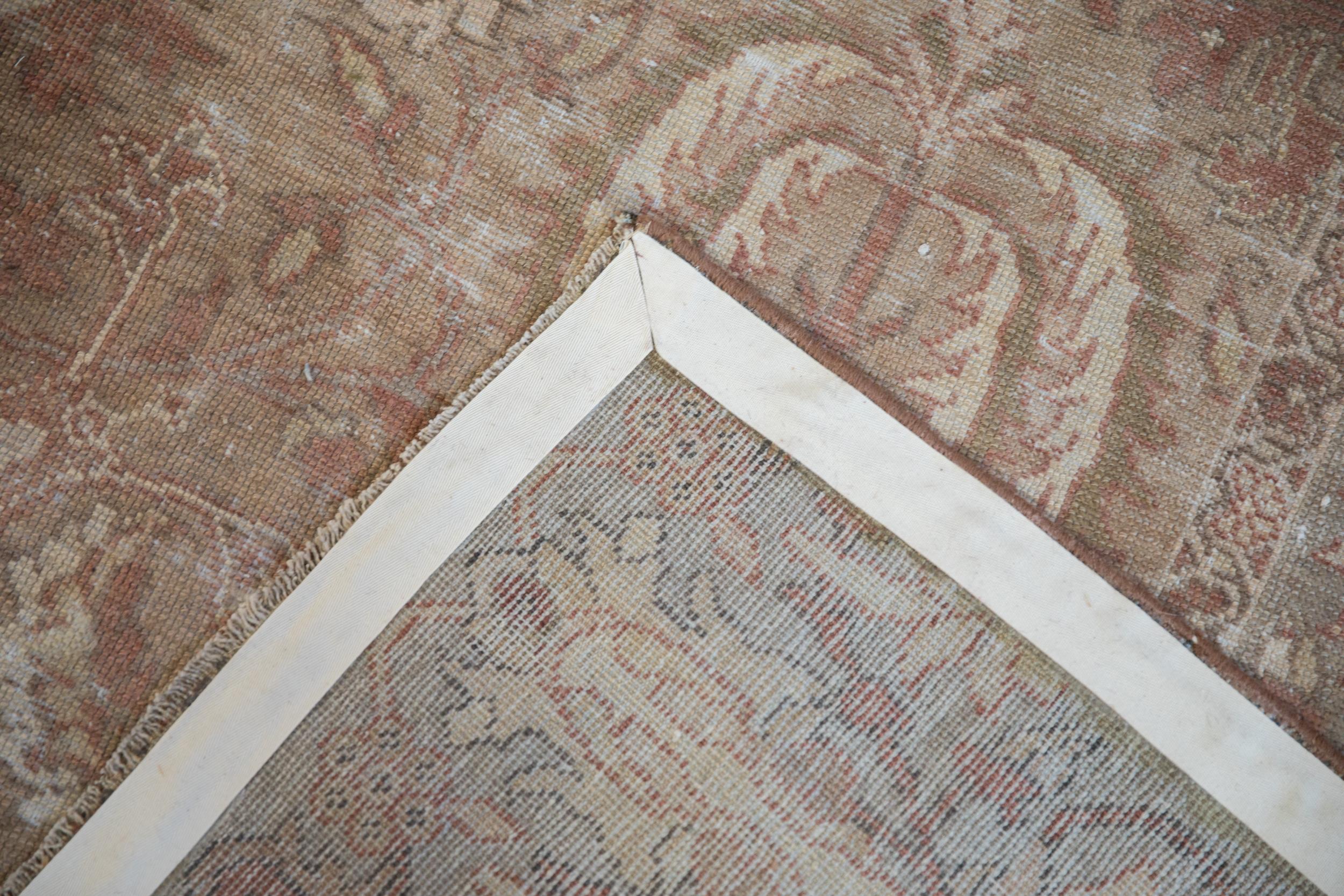 Antiker Distressed Sultanabad-Teppich im Angebot 8