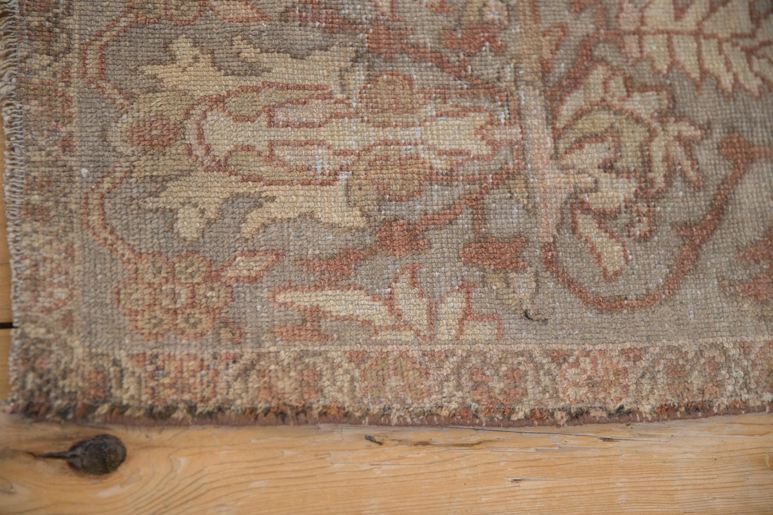 Antiker Distressed Sultanabad-Teppich im Angebot 1