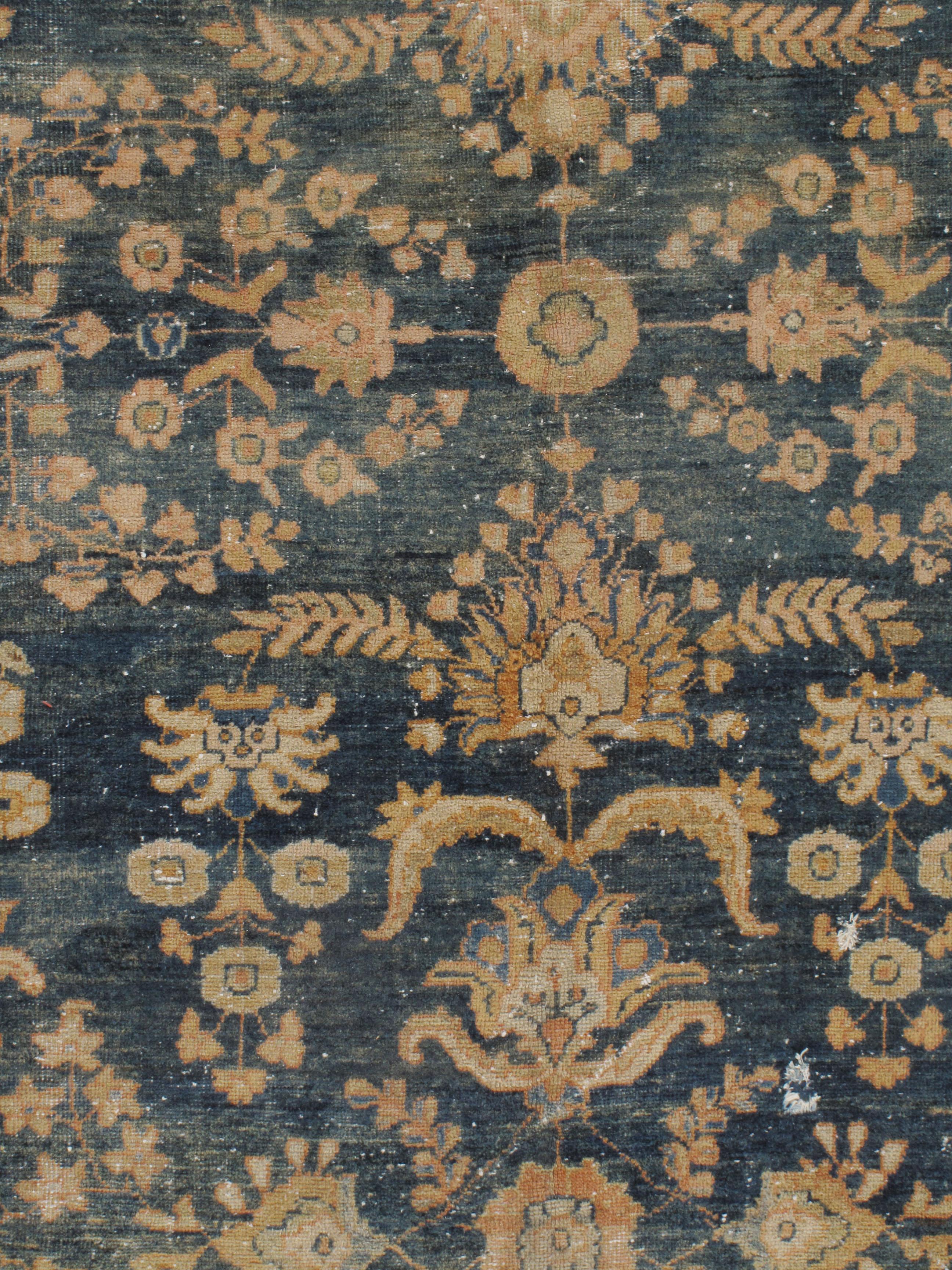 Antiker Distressed Sultanabad Teppich 8'3 x 11'4. Distressed, shabby chic. Der Teppich ist solide, aber mit niedrigem Flor und einem Used-Look, der zu seiner Schönheit und seinem Charme beiträgt. Der Teppich hat eine solide Grundlage und hält den