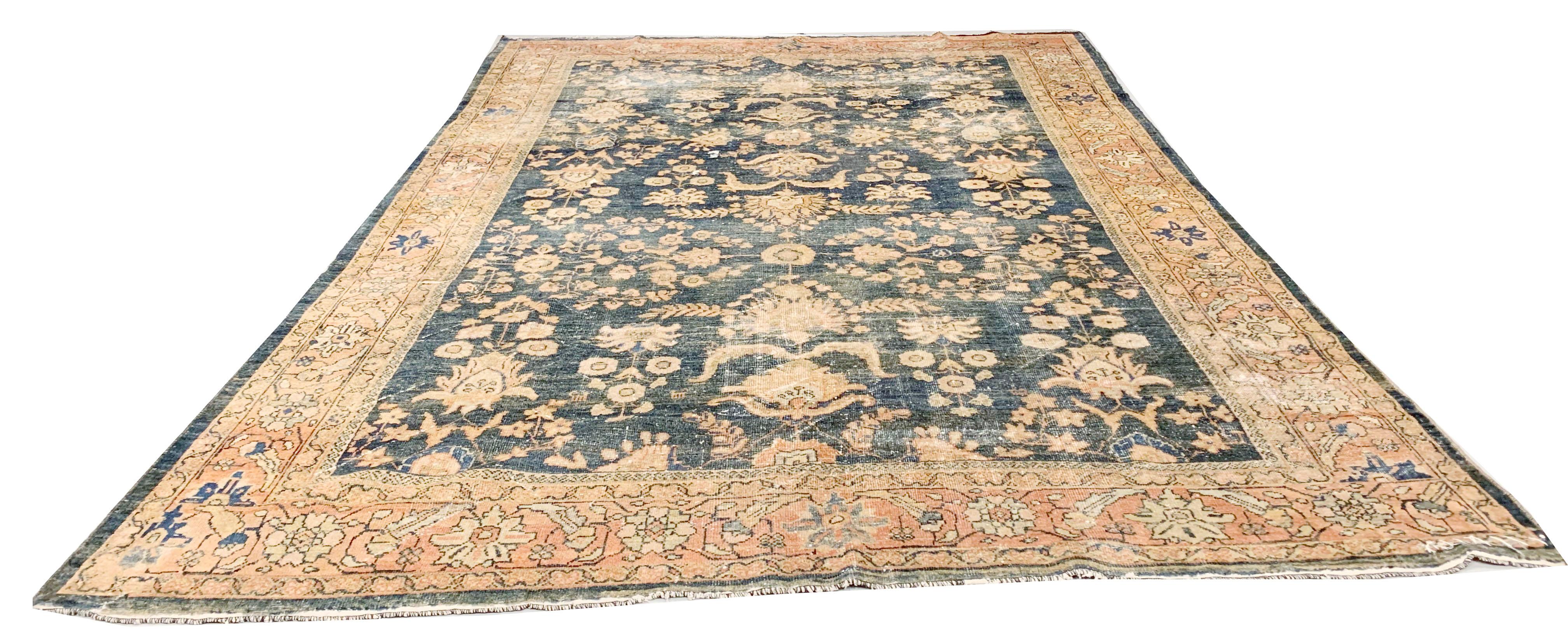 Antiker Distressed Sultanabad-Teppich  8'3 x 11'4 (Persisch) im Angebot