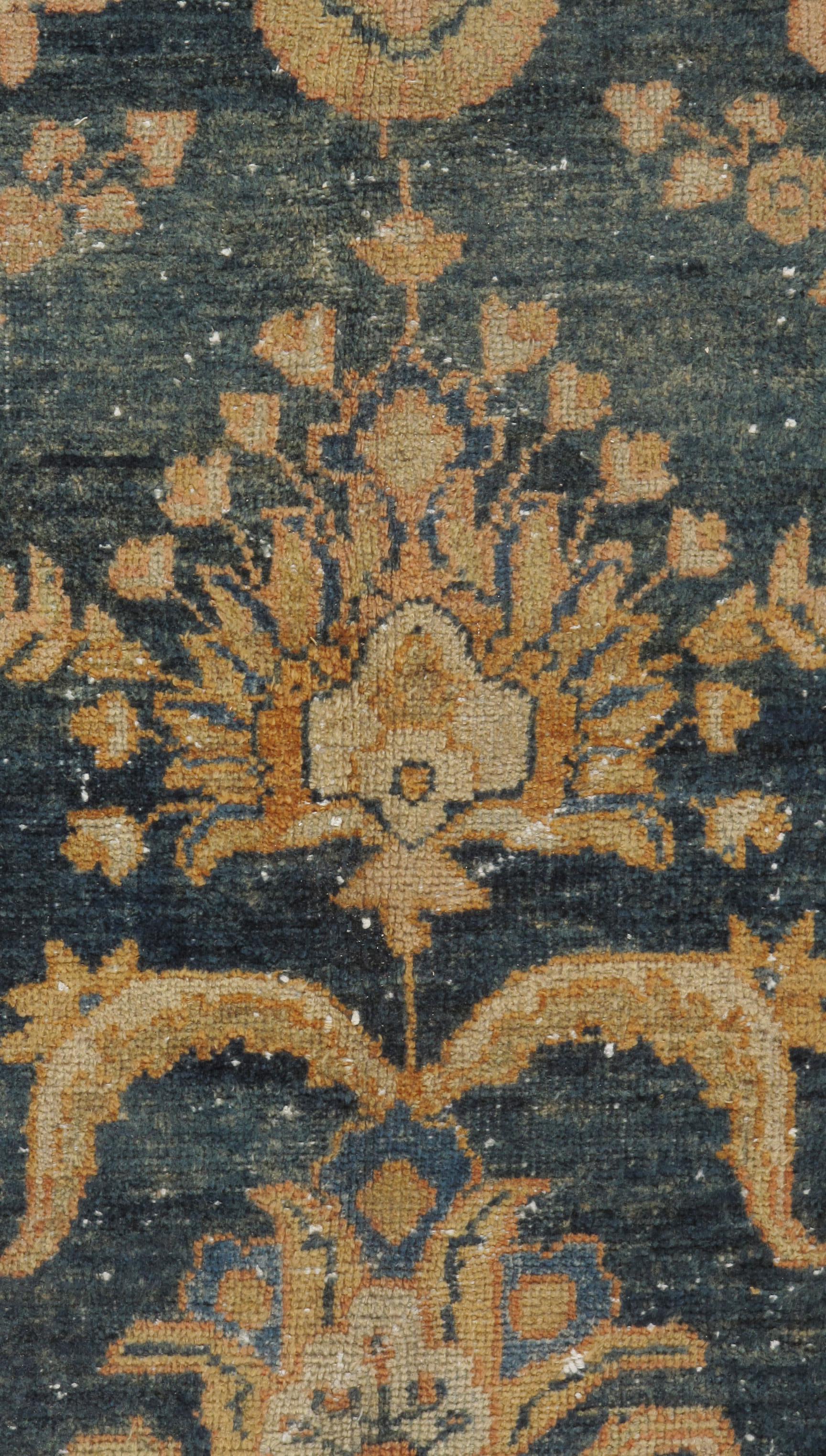 Antiker Distressed Sultanabad-Teppich  8'3 x 11'4 (Handgewebt) im Angebot