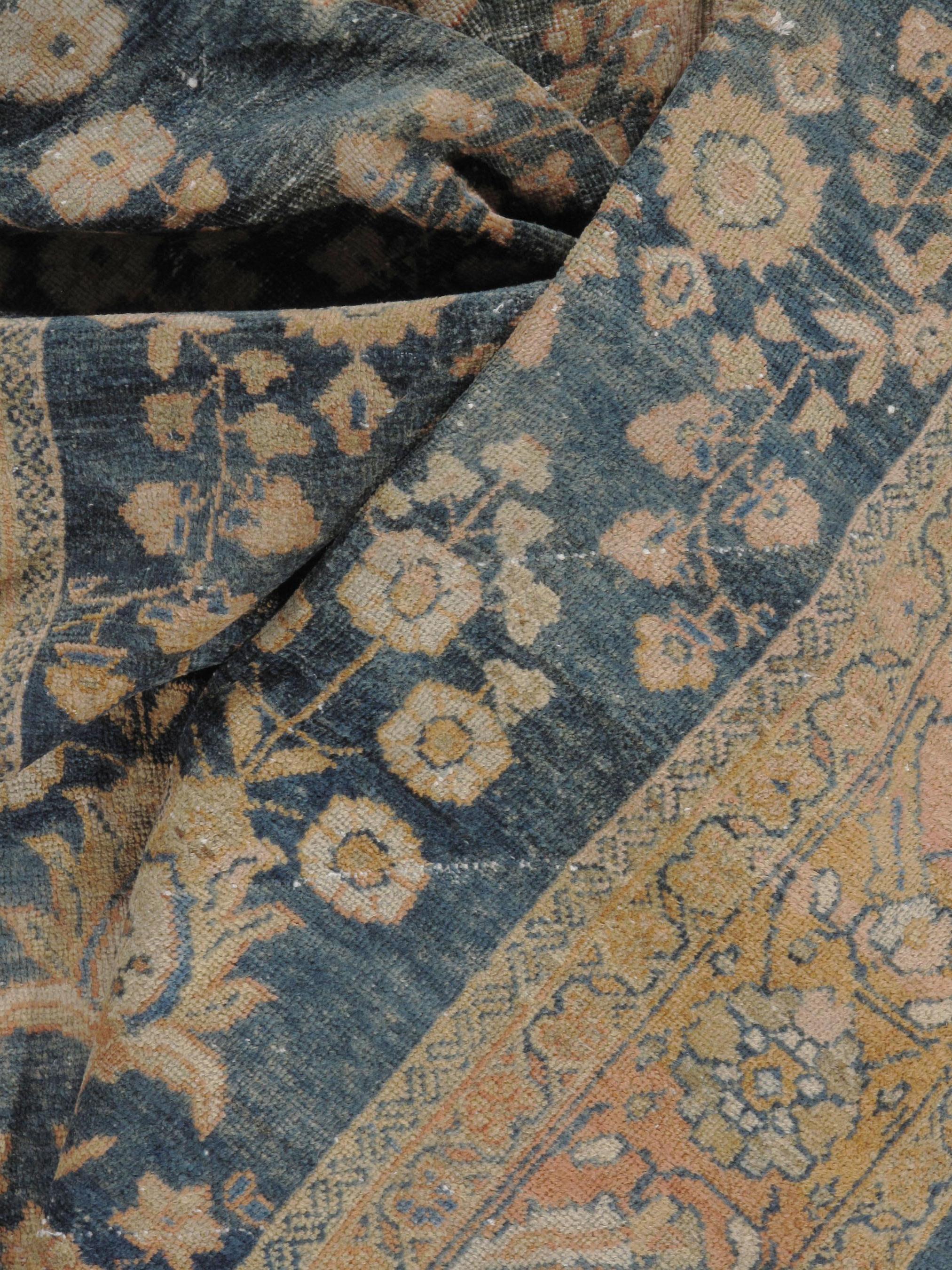 Antiker Distressed Sultanabad-Teppich  8'3 x 11'4 im Zustand „Gut“ im Angebot in New York, NY