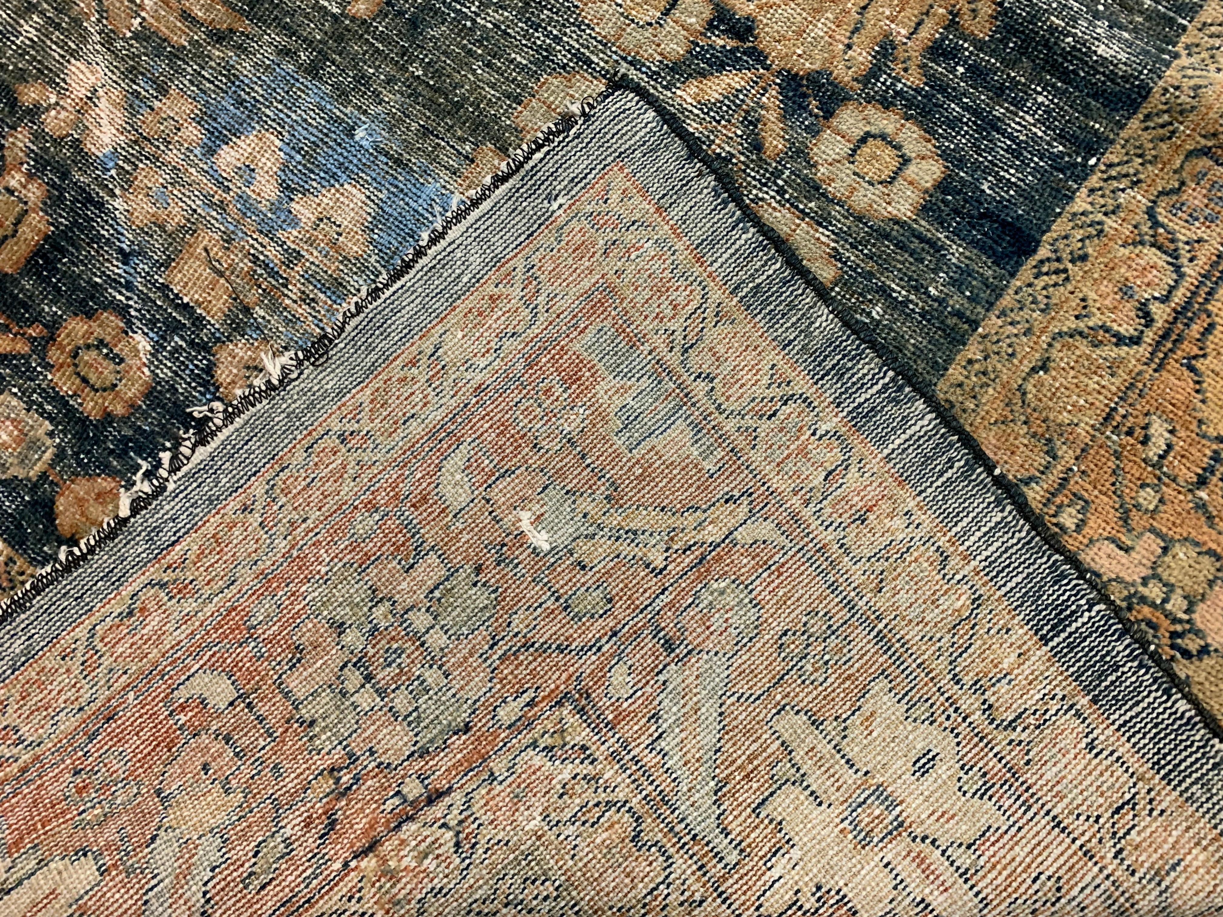 Antiker Distressed Sultanabad-Teppich  8'3 x 11'4 (19. Jahrhundert) im Angebot