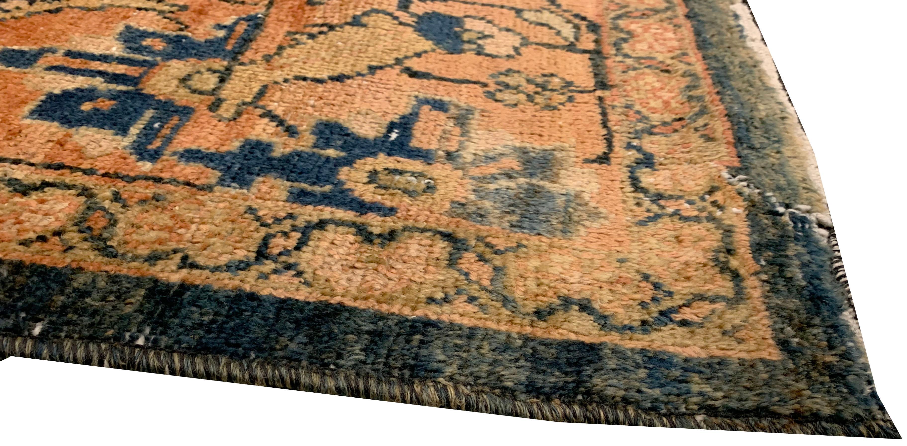 Antiker Distressed Sultanabad-Teppich  8'3 x 11'4 im Angebot 1