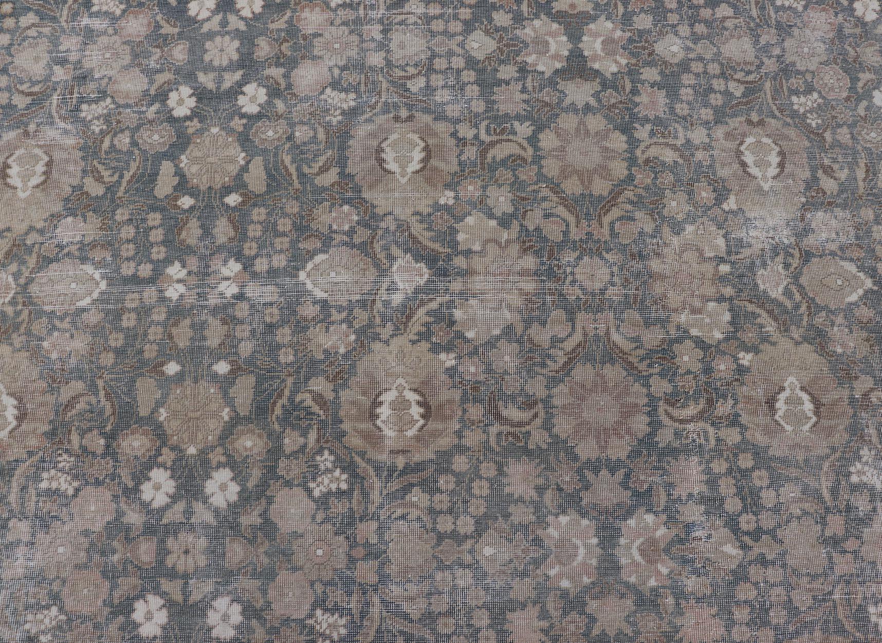 Misure: 9'8 x 12'5
Tappeto Tabriz antico e invecchiato nei colori verde acqua, marrone chiaro e taupe con un design all over. Keivan Woven Arts / Tappeto / TU-MTU-5074 Paese d'origine / tipo: Tabriz / Iran. 

Questo antico tappeto persiano Tabriz