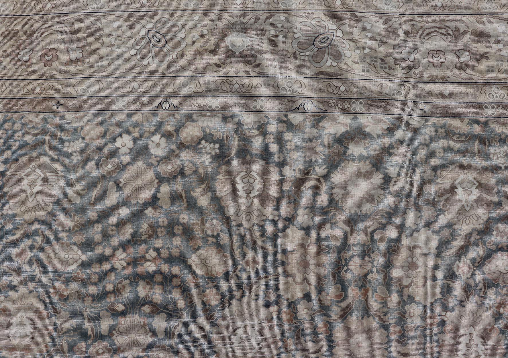 Persiano Tappeto Tabriz Antico Distressed in verde acqua, marrone chiaro, taupe  9'8 x 12' in vendita