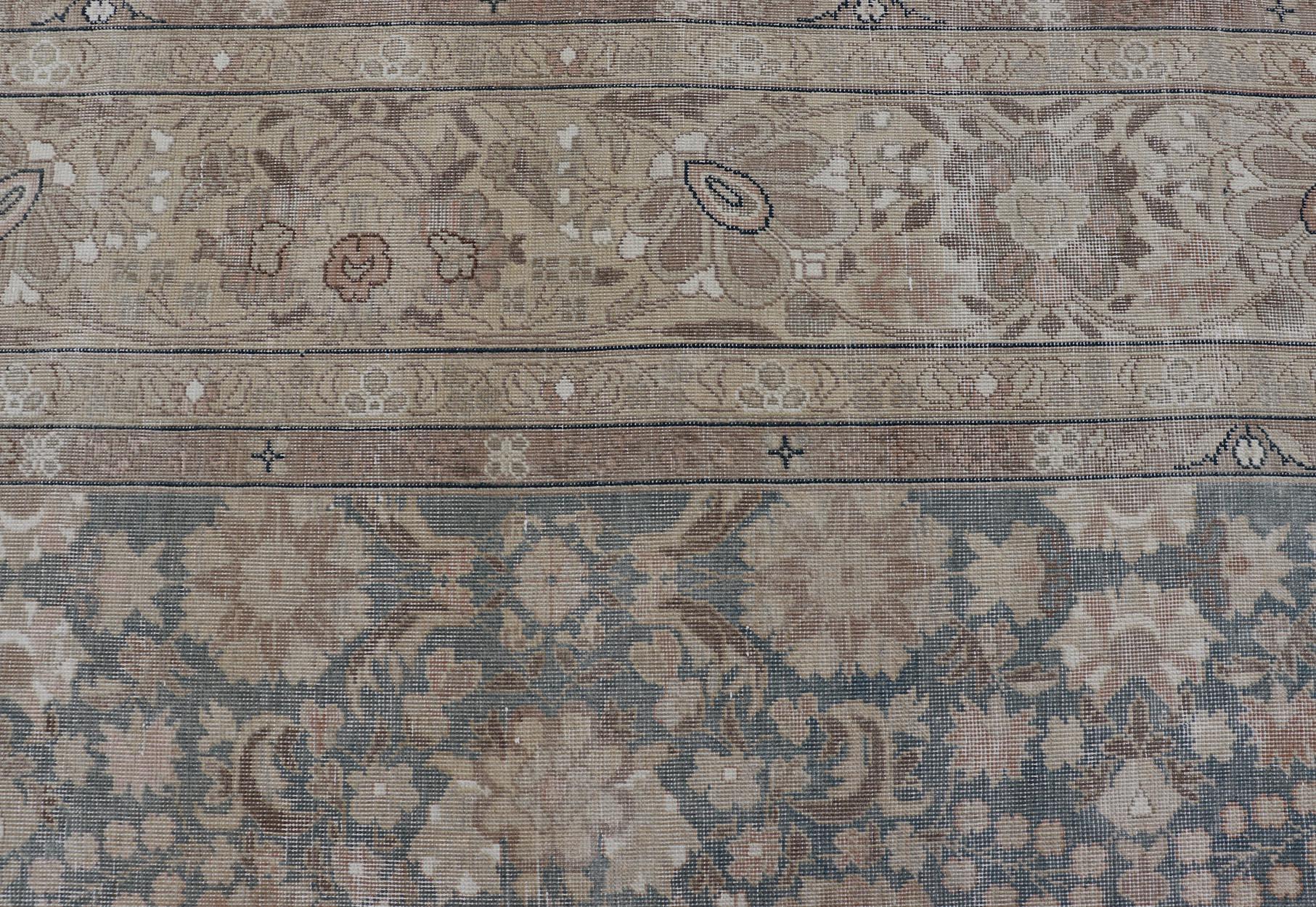Annodato a mano Tappeto Tabriz Antico Distressed in verde acqua, marrone chiaro, taupe  9'8 x 12' in vendita