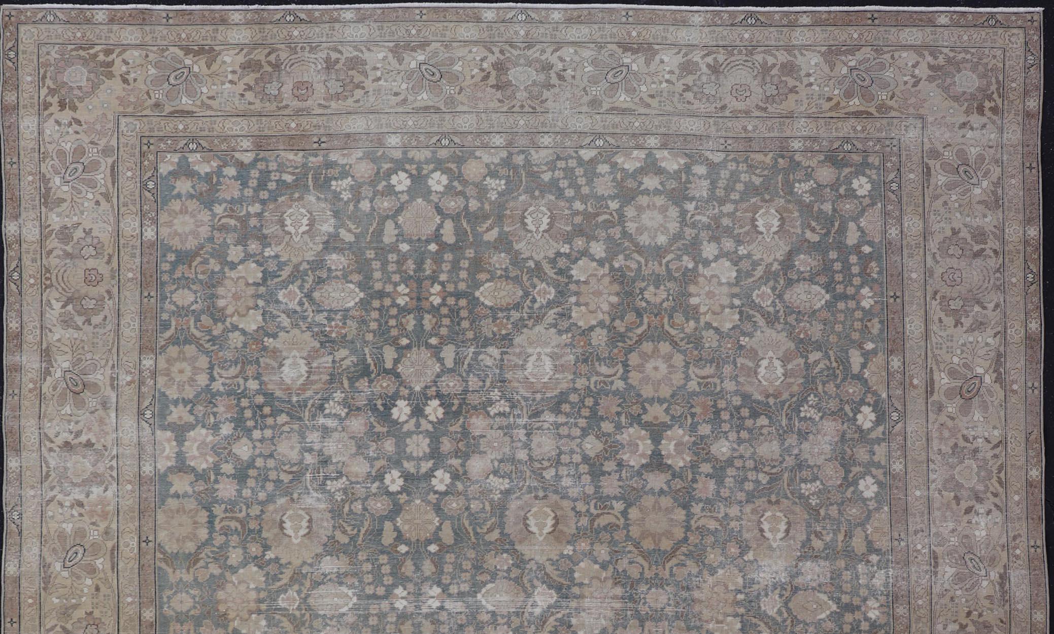 Tappeto Tabriz Antico Distressed in verde acqua, marrone chiaro, taupe  9'8 x 12' In condizioni deteriorate in vendita a Atlanta, GA