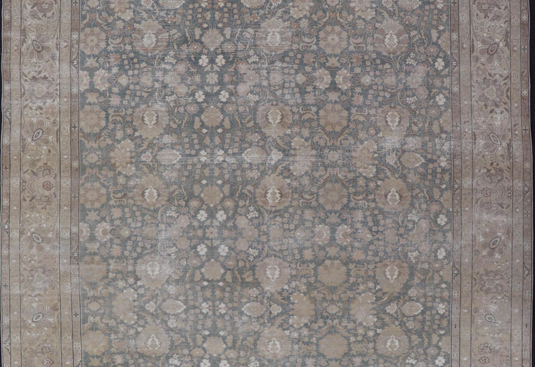 XX secolo Tappeto Tabriz Antico Distressed in verde acqua, marrone chiaro, taupe  9'8 x 12' in vendita