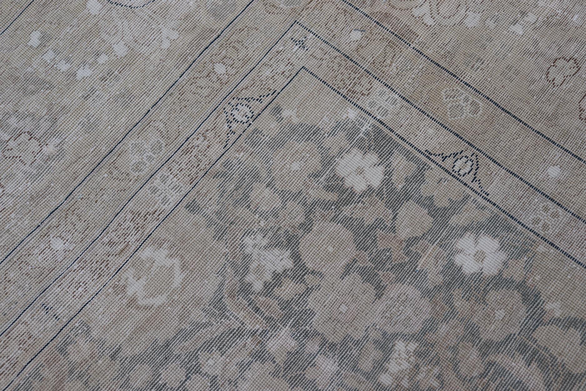Tappeto Tabriz Antico Distressed in verde acqua, marrone chiaro, taupe  9'8 x 12' in vendita 1