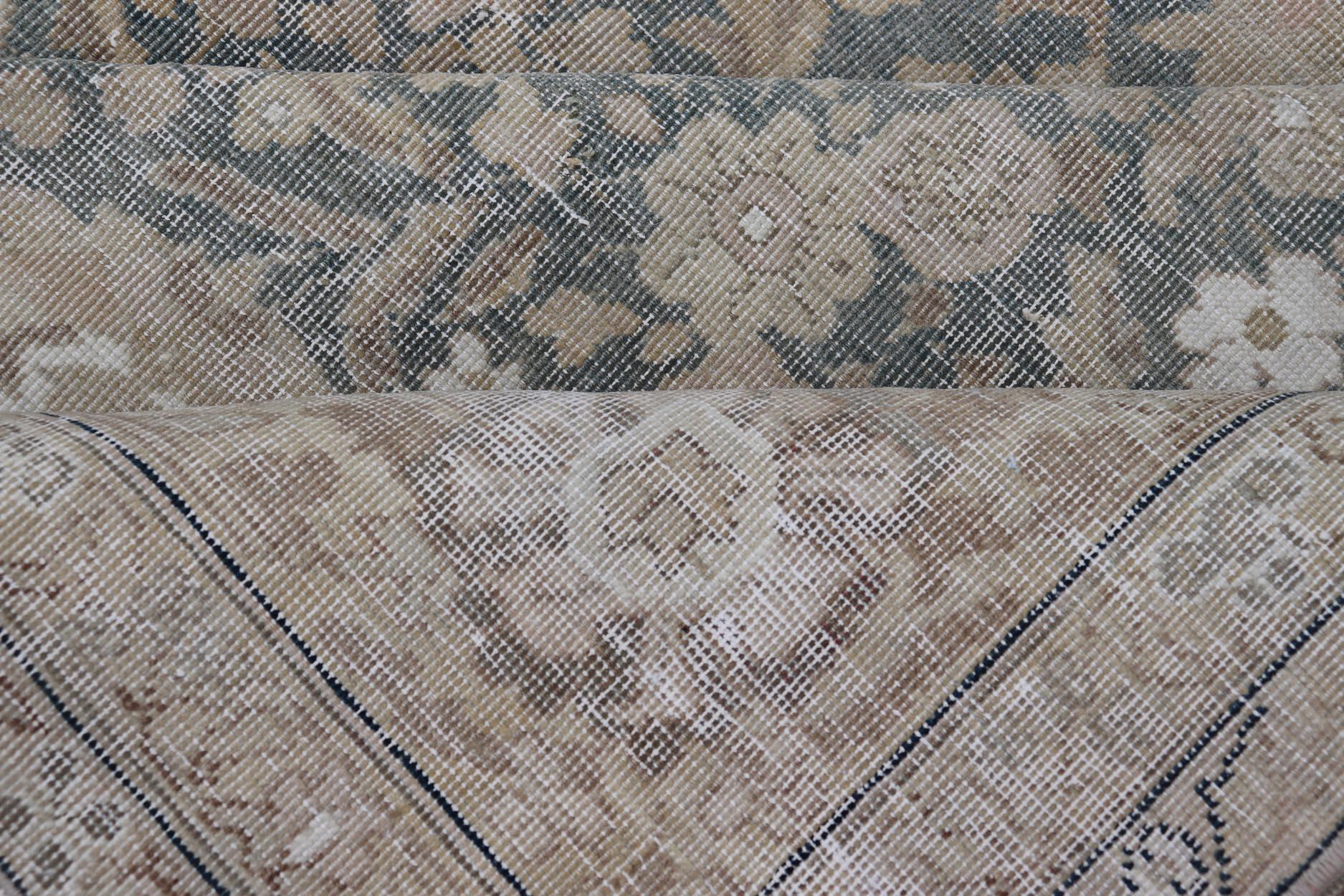 Tappeto Tabriz Antico Distressed in verde acqua, marrone chiaro, taupe  9'8 x 12' in vendita 2