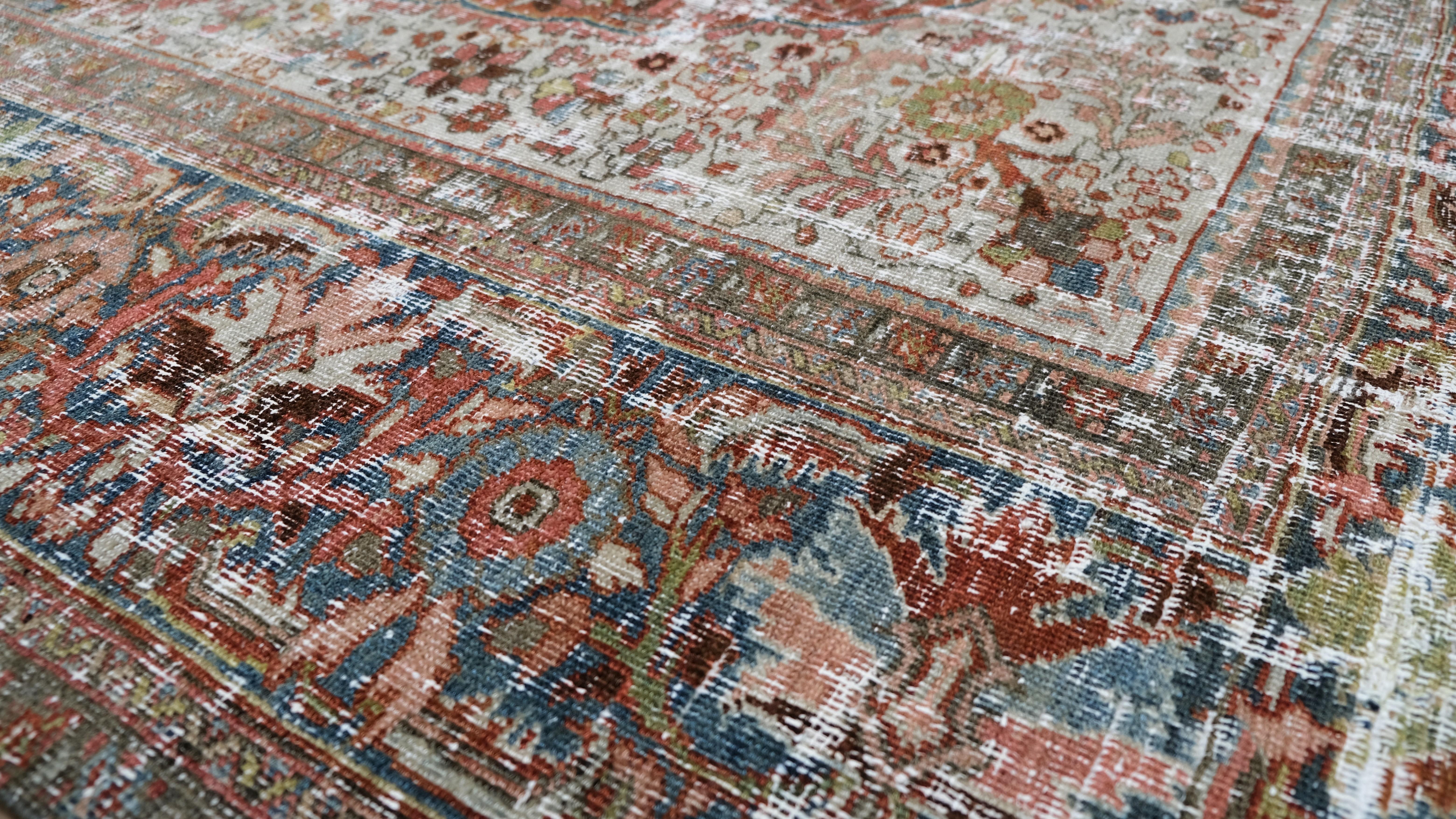 Élevez votre espace avec cet Eleg, doté d'un magnifique design de médaillon vieilli qui exsude l'élégance vintage. Les motifs floraux et viticoles complexes, réalisés dans une palette de couleurs rouges, bleues et brunes, évoquent le charme d'un