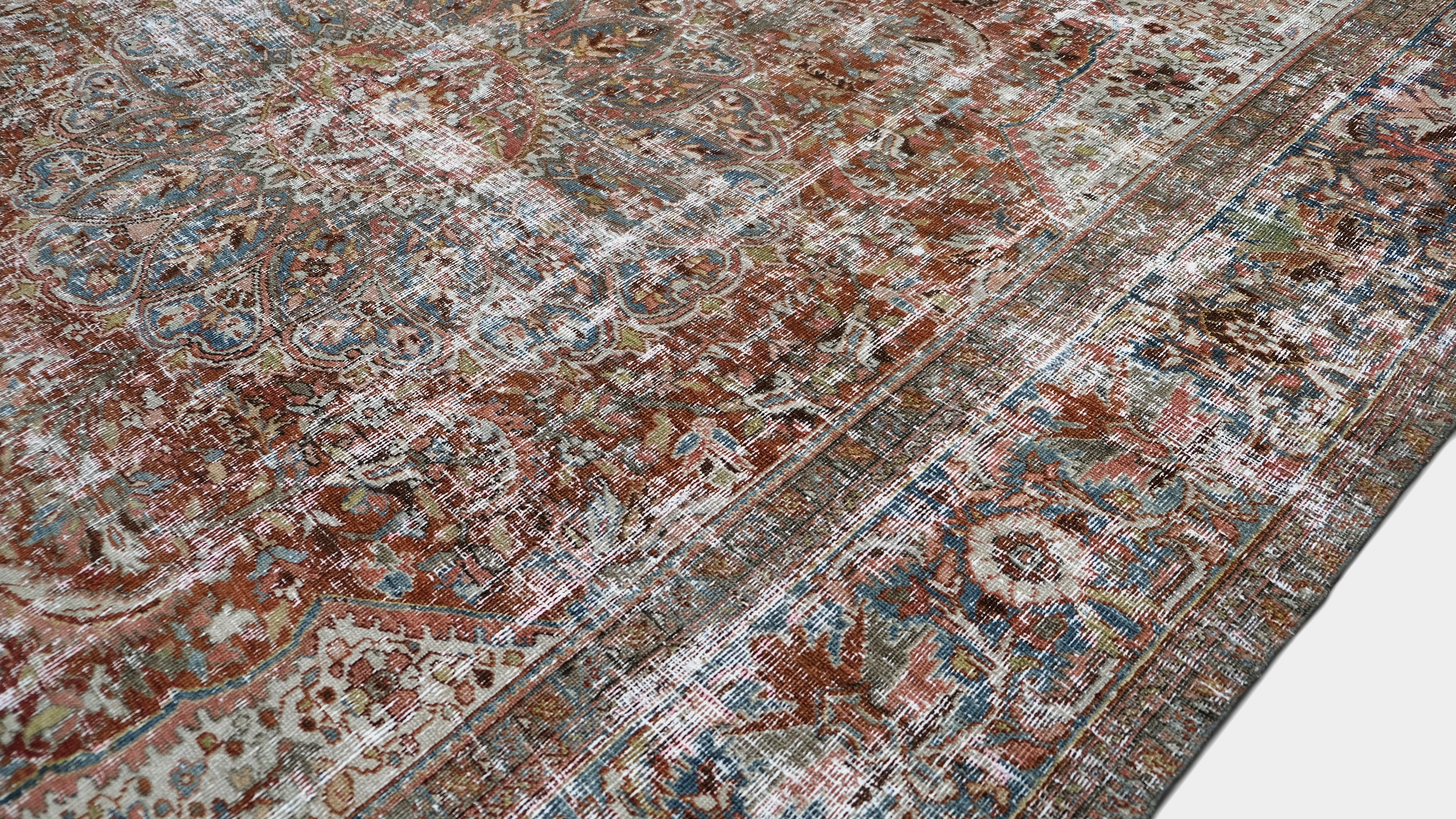 Tapis Tabriz ancien vieilli 9'x11'2'' Bon état - En vente à Torrance, CA