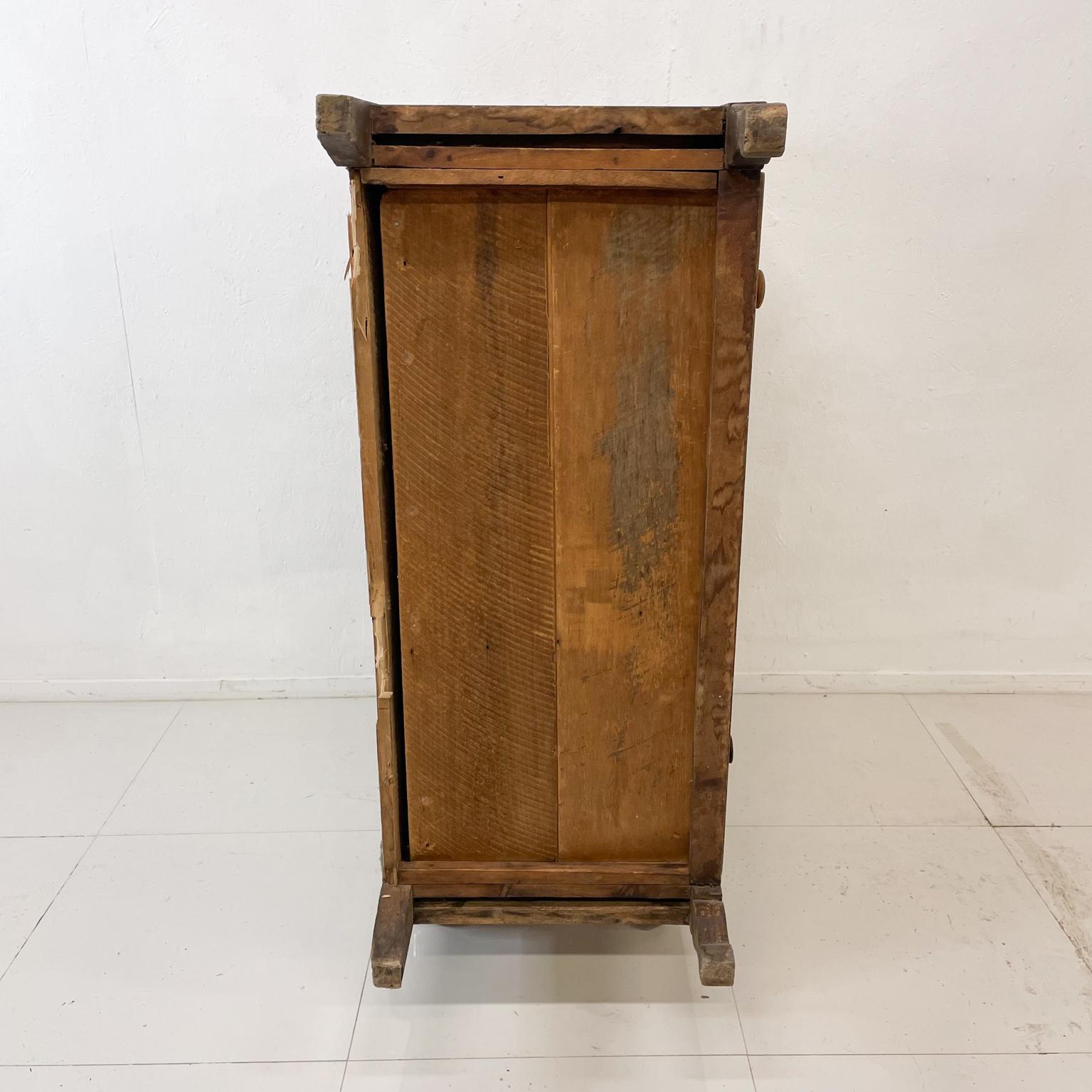 We are presenting:
Antique wood dresser Skeleton Key Hole Skinny double dove tail construction. Distressed late 1800s.
Unmarked.
Dimensions: 47 H x 40.5 W x 20.25 D inches Drawers (1) 16.63 x 38.13 W x 8.5 H, (2) 6 (3) 7 (4) 8.25 inches
In