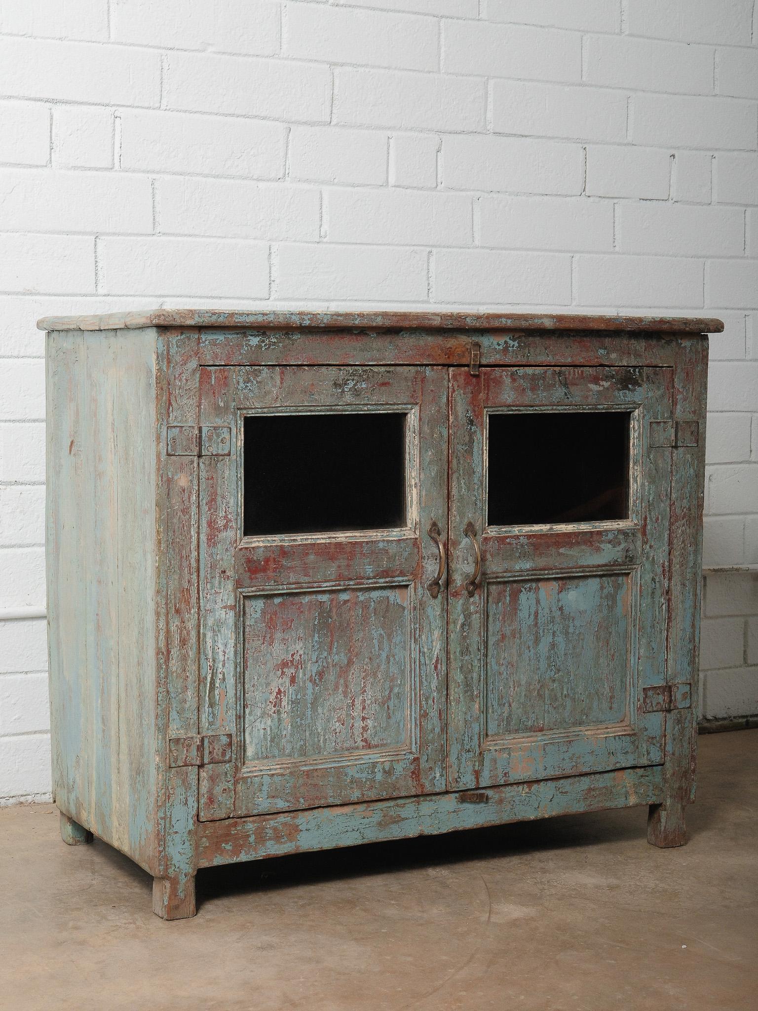 Rustique Buffet ancien peint en rouge et sarcelle vieilli, meuble de rangement à façade vitrée en vente