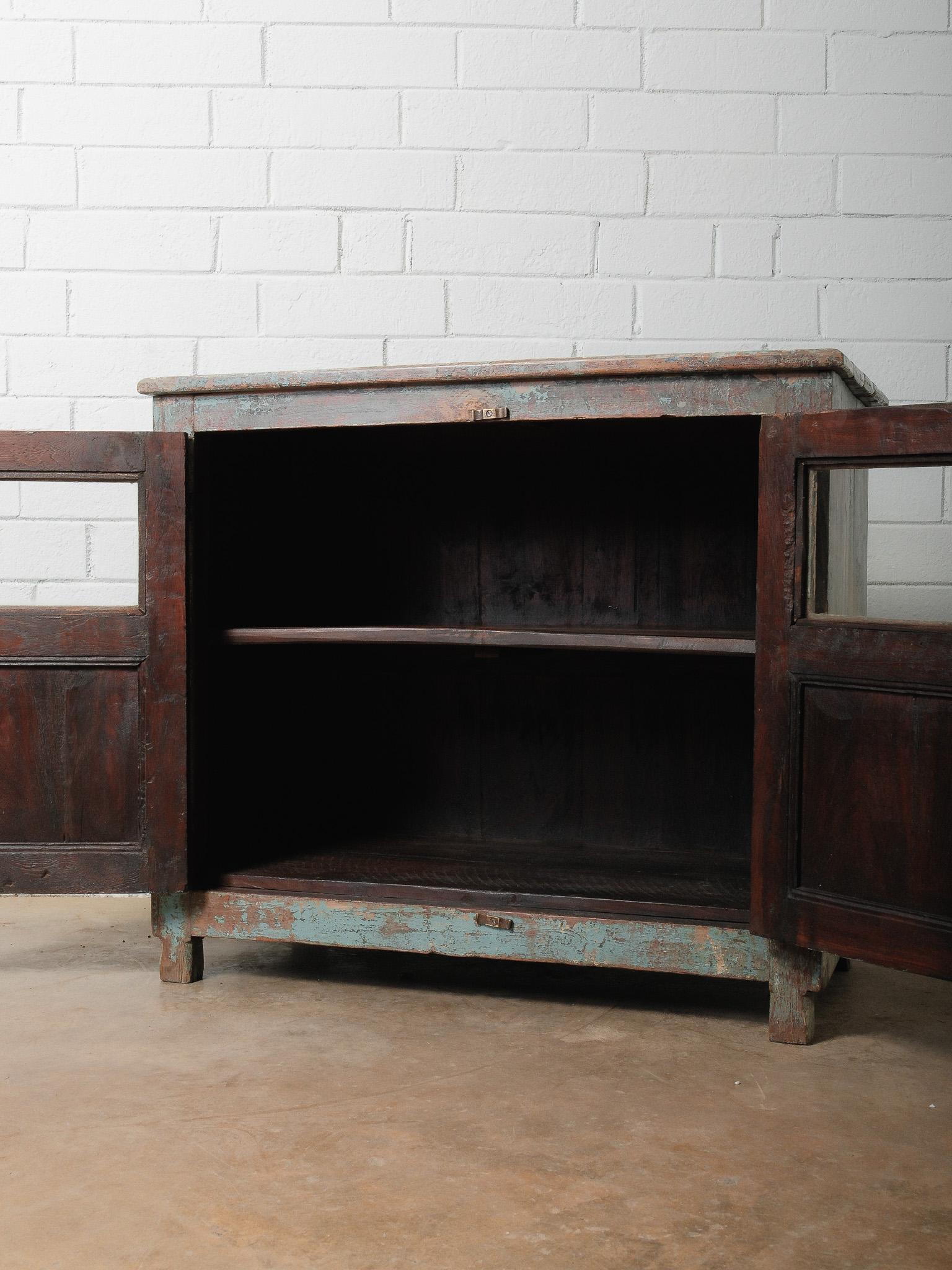 Indien Buffet ancien peint en rouge et sarcelle vieilli, meuble de rangement à façade vitrée en vente