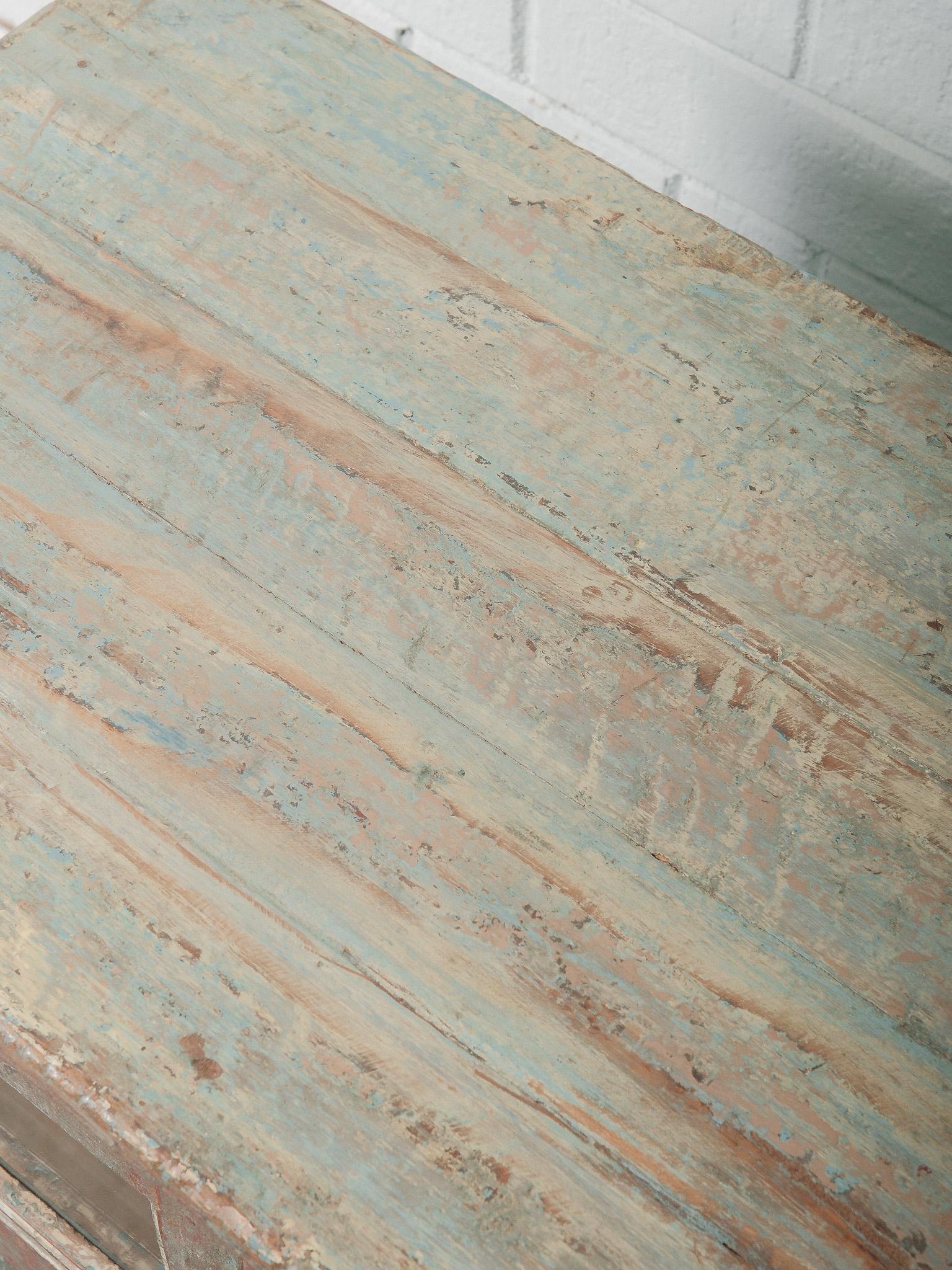 Peint Buffet ancien peint en rouge et sarcelle vieilli, meuble de rangement à façade vitrée en vente