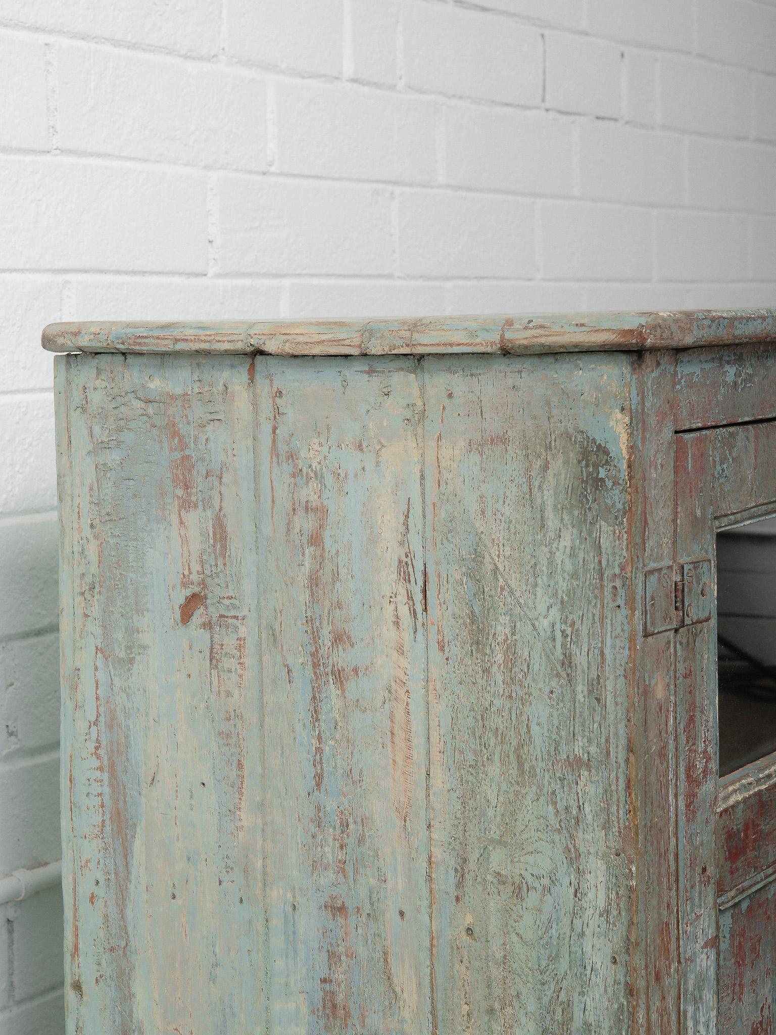 Buffet ancien peint en rouge et sarcelle vieilli, meuble de rangement à façade vitrée Bon état - En vente à High Point, NC