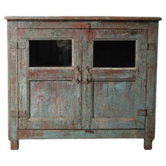 Credenza antica dipinta di verde acqua e rosso, con mobile portaoggetti in vetro