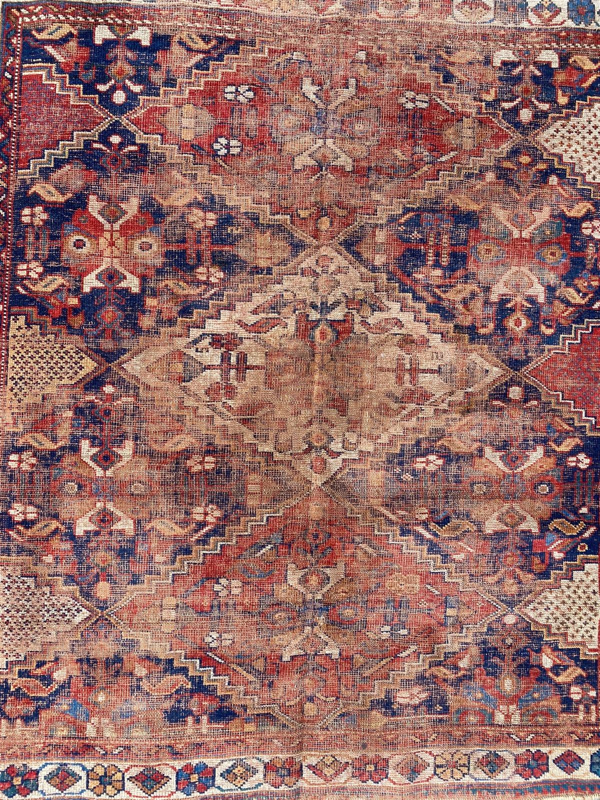 Asiatico Tappeto Tribale Afshar Antico Distressed di Bobyrug in vendita