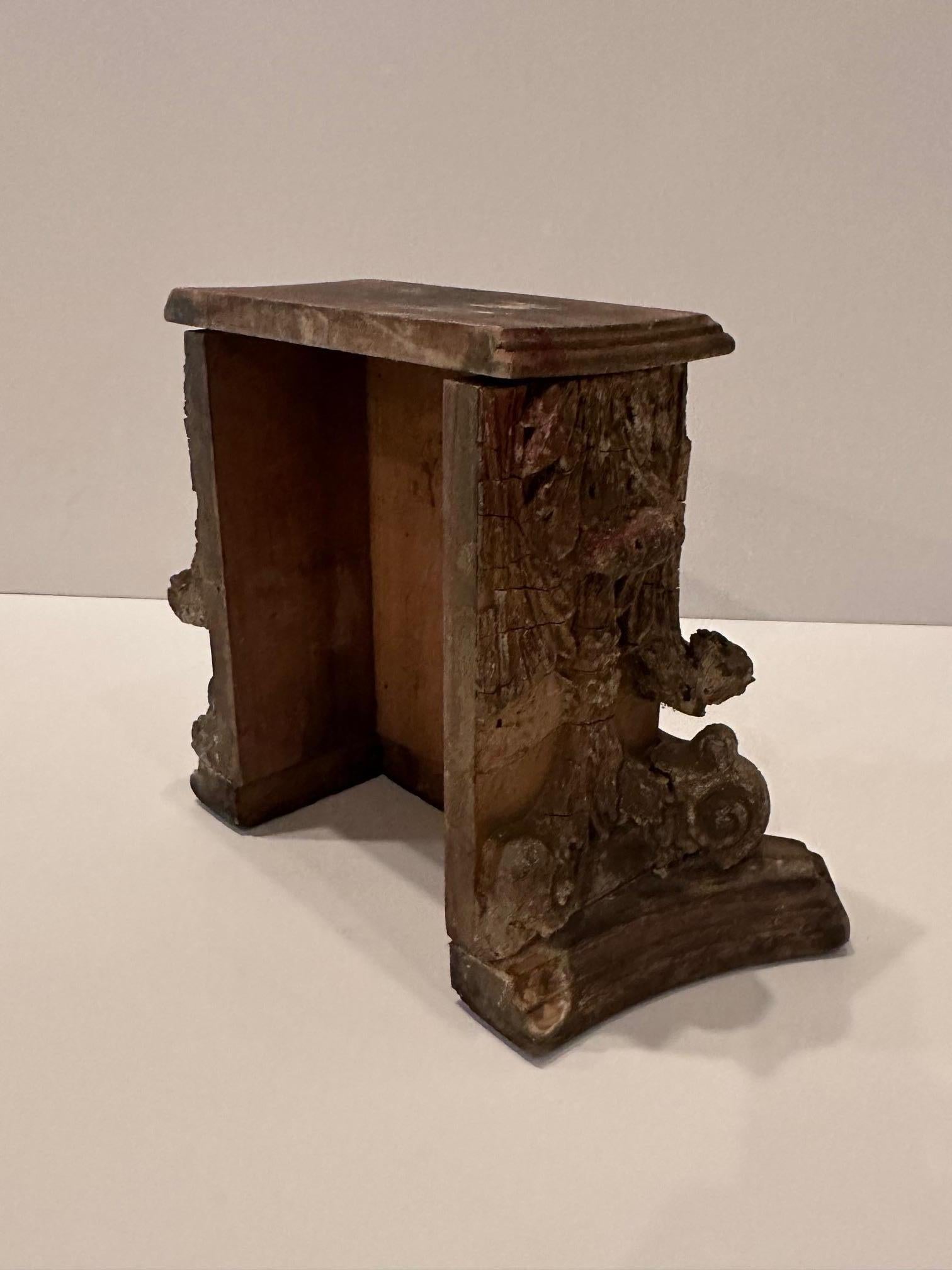 Antique Distressed Wood Corinthian Column Fragment End Table In Distressed Condition For Sale In Hopewell, NJ