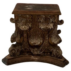Table d'appoint corinthienne ancienne en bois vieilli avec fragment de colonne
