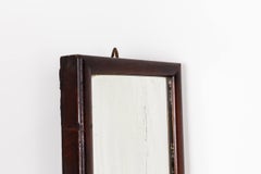 Specchio da parete antico in legno invecchiato con macchie di muffa, con motivo a volpe. 1920 circa
