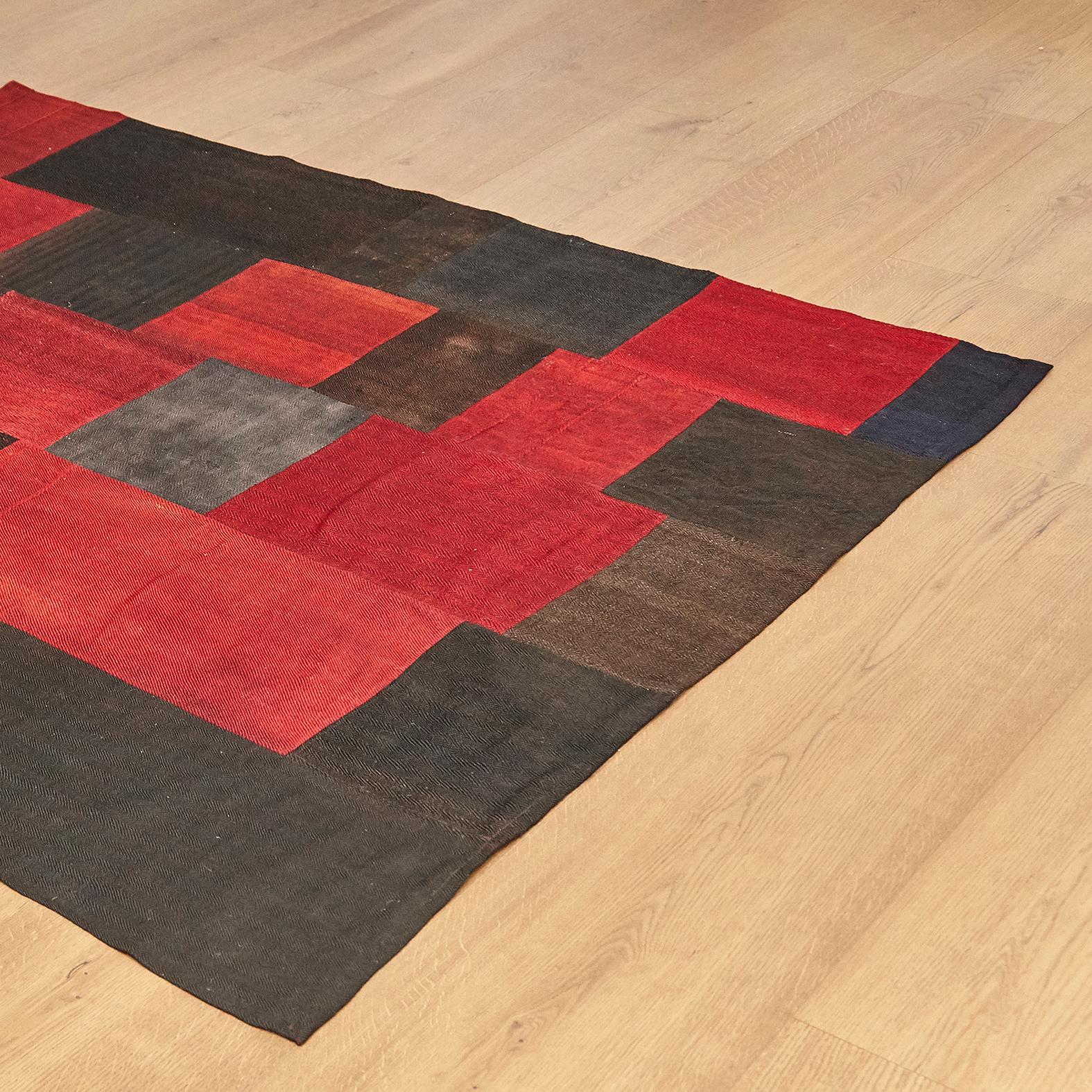 Rug antique Dizmeck Kilim from Turkey

Composition with vintage wool fabrics from est turkey

Measures: 166 x 194.
 