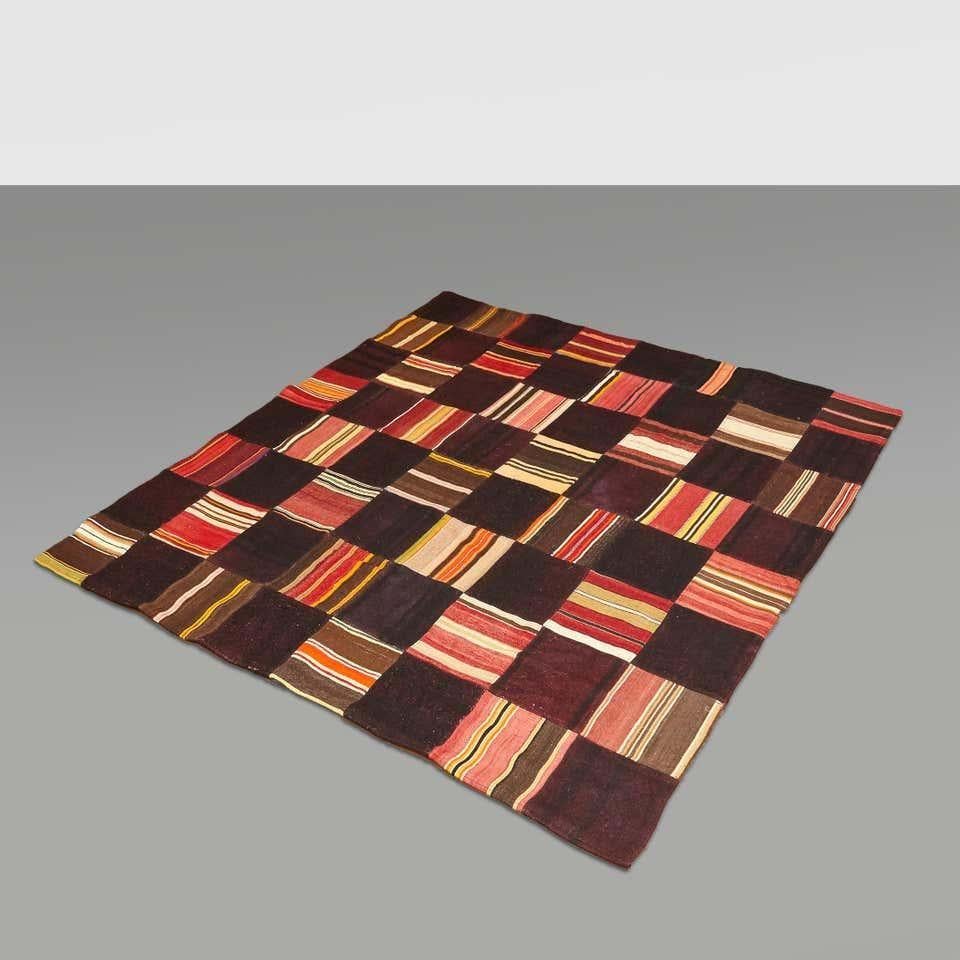 Rug antique Dizmeck Kilim from Turkey

Composition with vintage wool fabrics from East Turkey

Measures: 199 x 200.

20382 199 x 200 C3.