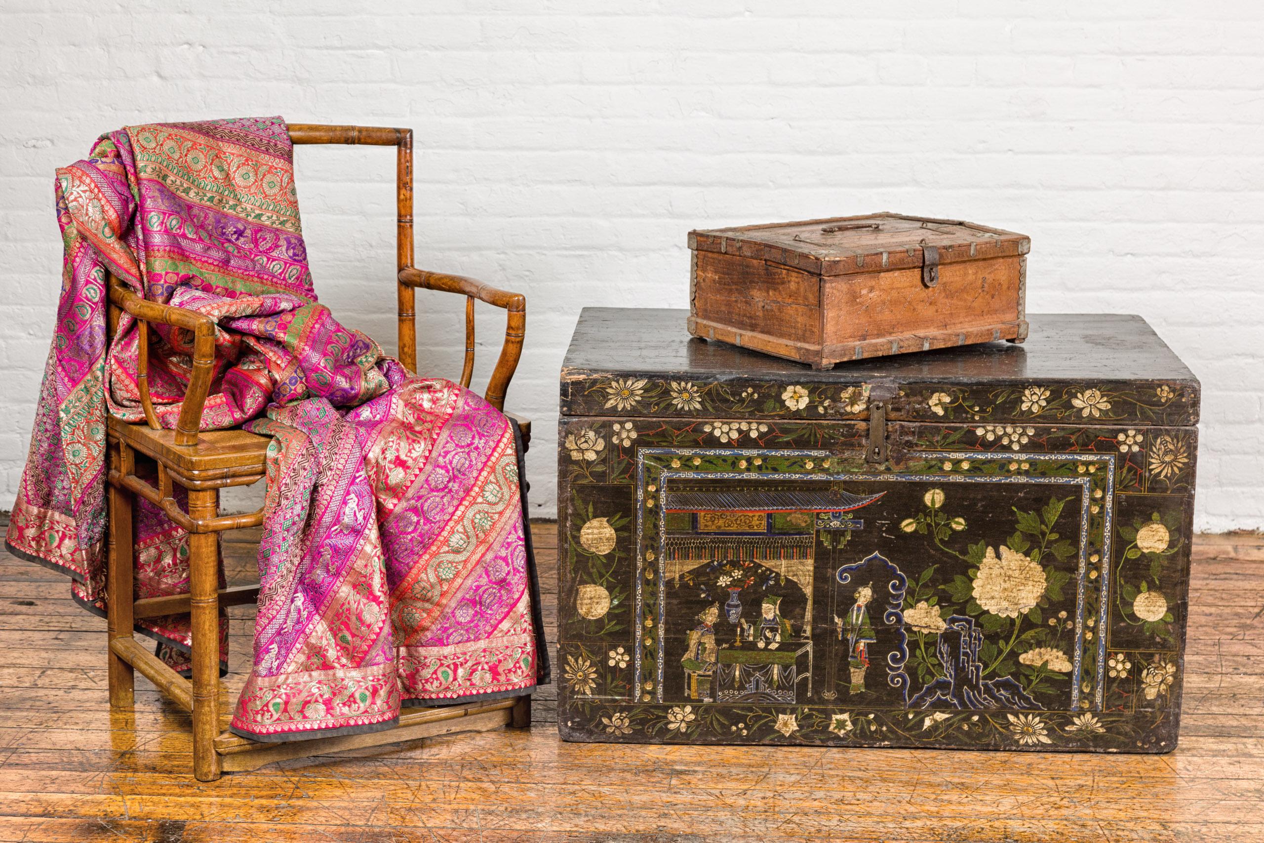 Ancienne boîte à documents indienne en bois du XIXe siècle, avec des motifs de diamants et de vagues incisés et un intérieur cloisonné. Cette boîte à documents indienne en bois du XIXe siècle témoigne de l'exquise qualité de l'artisanat et du riche