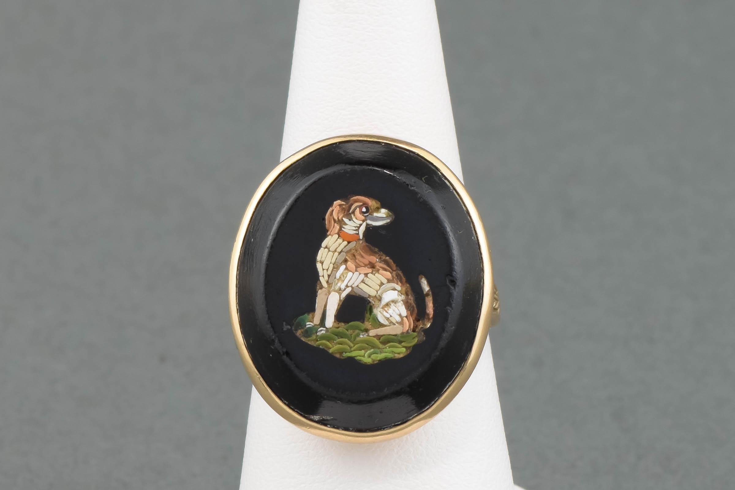 Antique Dog Micro Mosaic Ring in 12K Gold with Engraved Shoulders For Sale 2