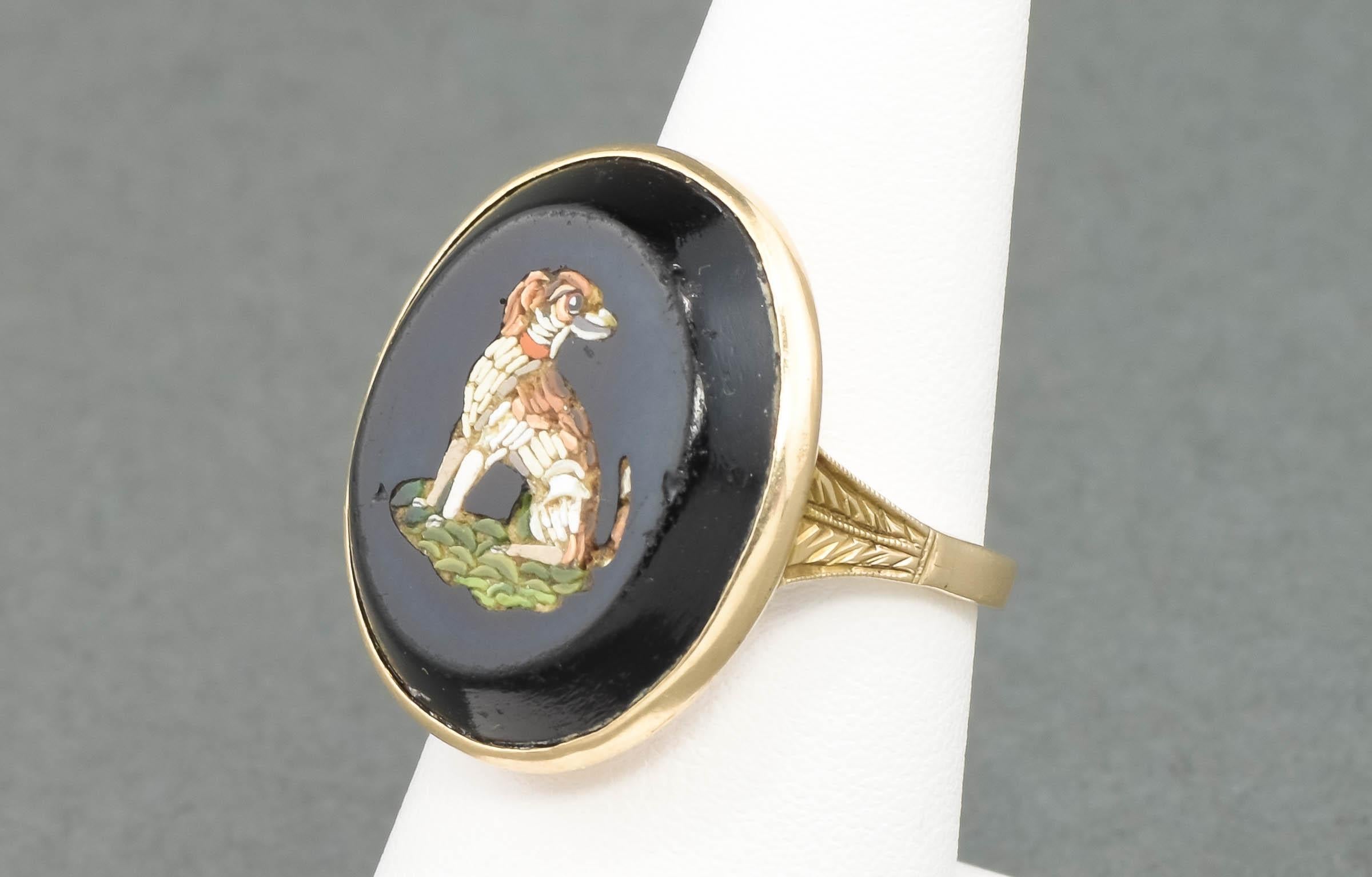 Antique Dog Micro Mosaic Ring in 12K Gold with Engraved Shoulders For Sale 4
