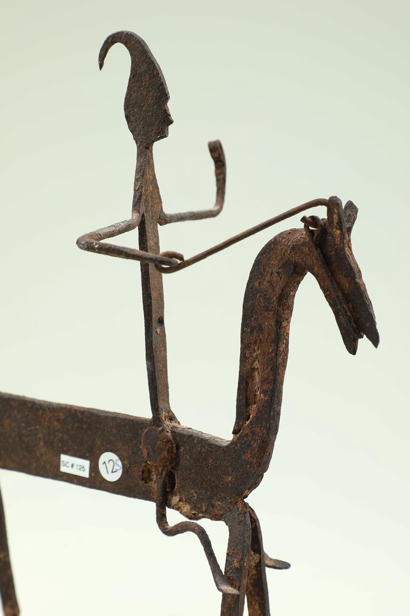 Figura antigua de caballo y jinete de hierro forjado Dogón, Malí, África Tribal en venta