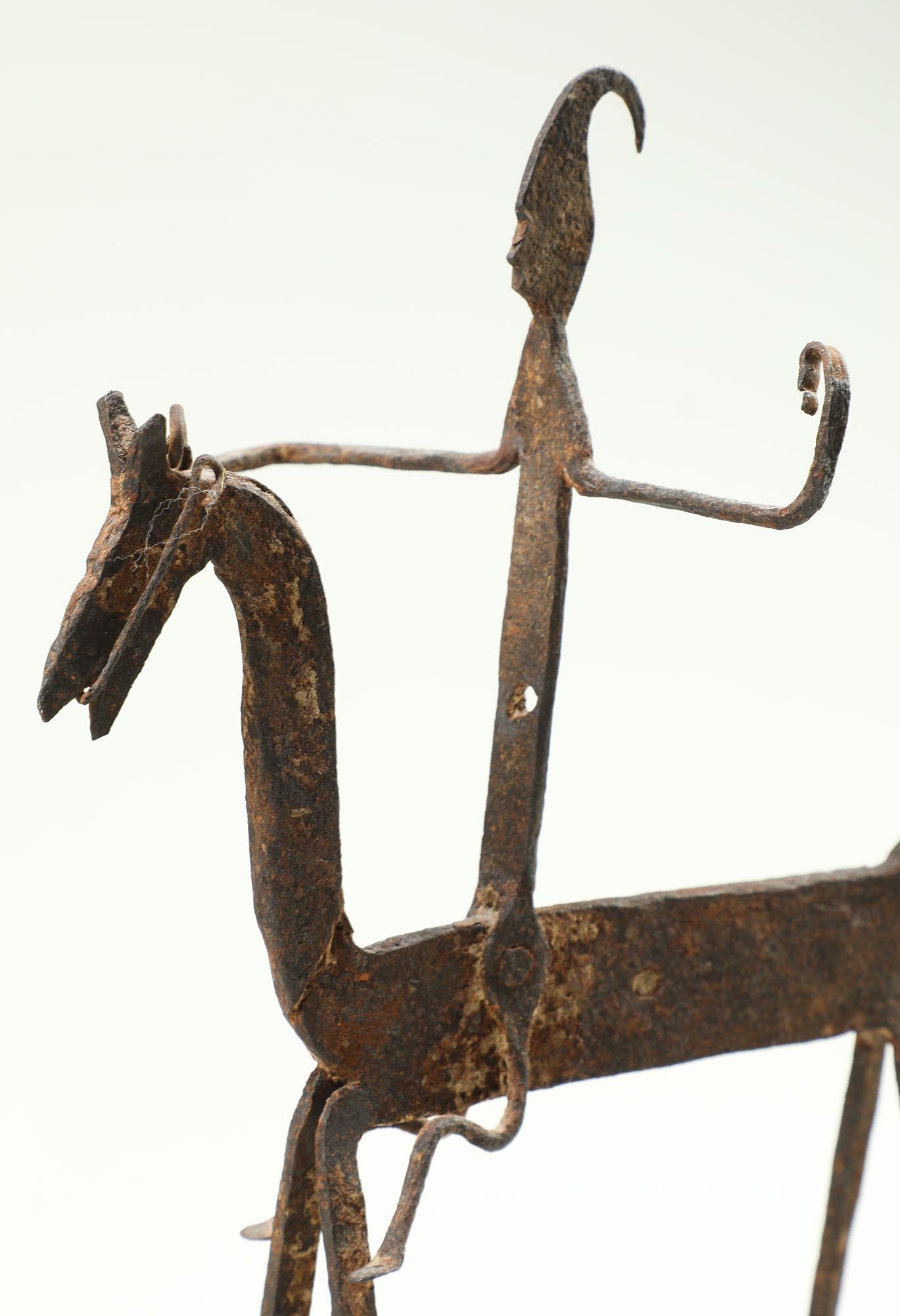 Figura antigua de caballo y jinete de hierro forjado Dogón, Malí, África Maliense en venta