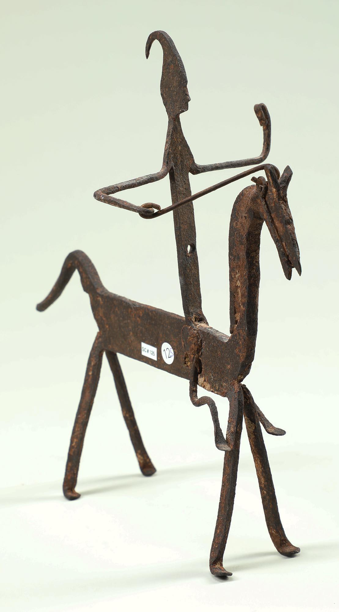 Figura antigua de caballo y jinete de hierro forjado Dogón, Malí, África siglo XX en venta